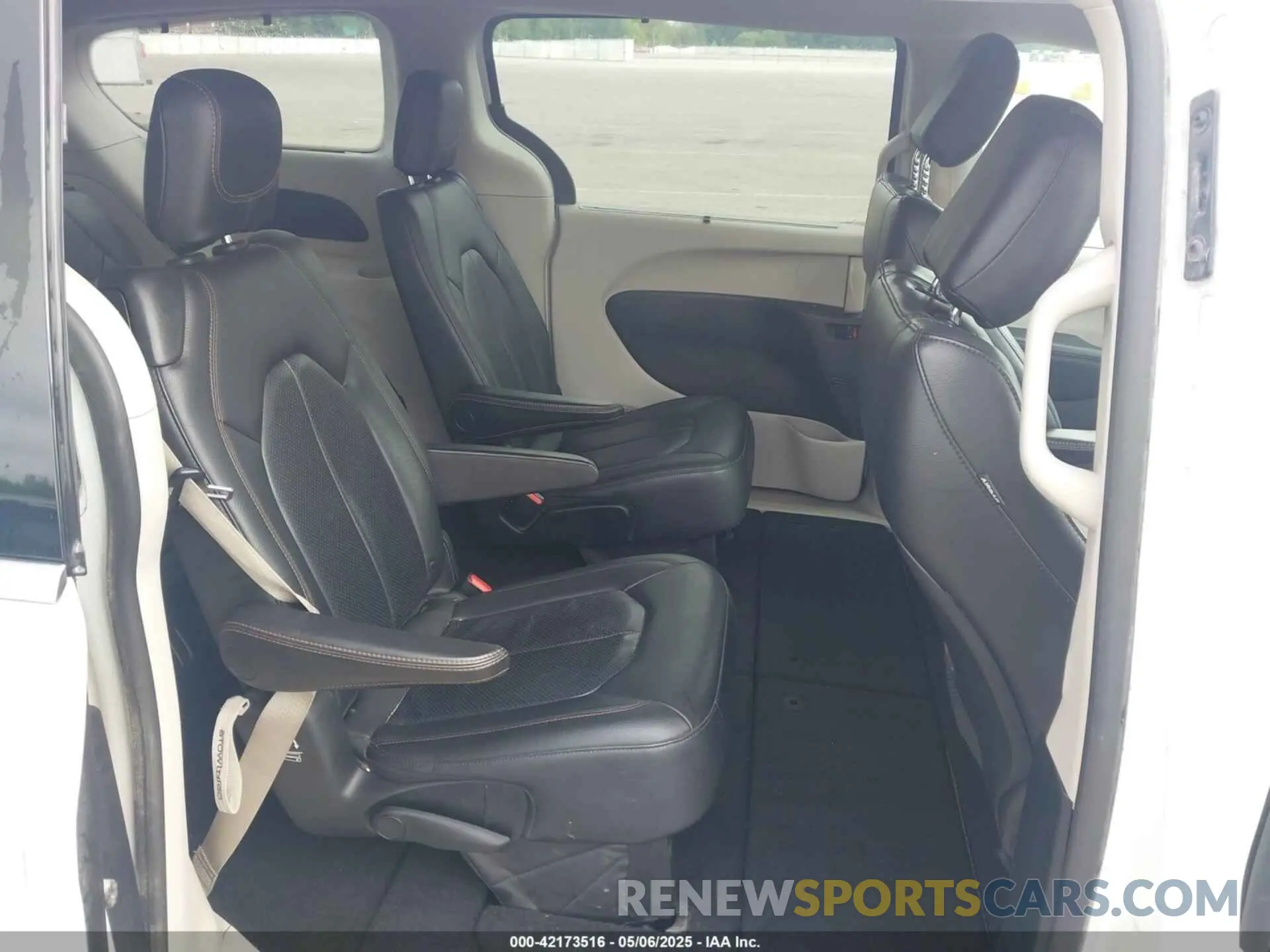 8 Photograph of a damaged car 2C4RC1BG7KR556247 CHRYSLER PACIFICA 2019
