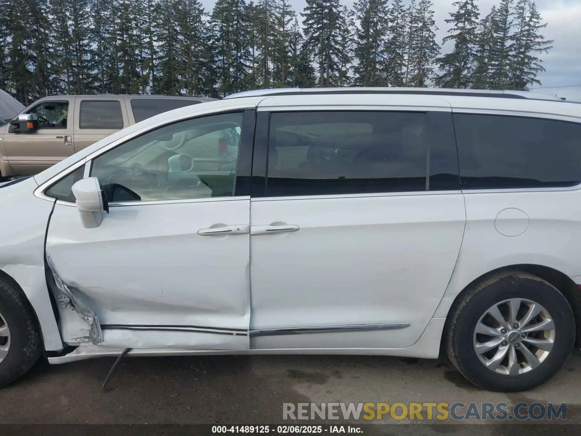 14 Photograph of a damaged car 2C4RC1BG7KR613188 CHRYSLER PACIFICA 2019