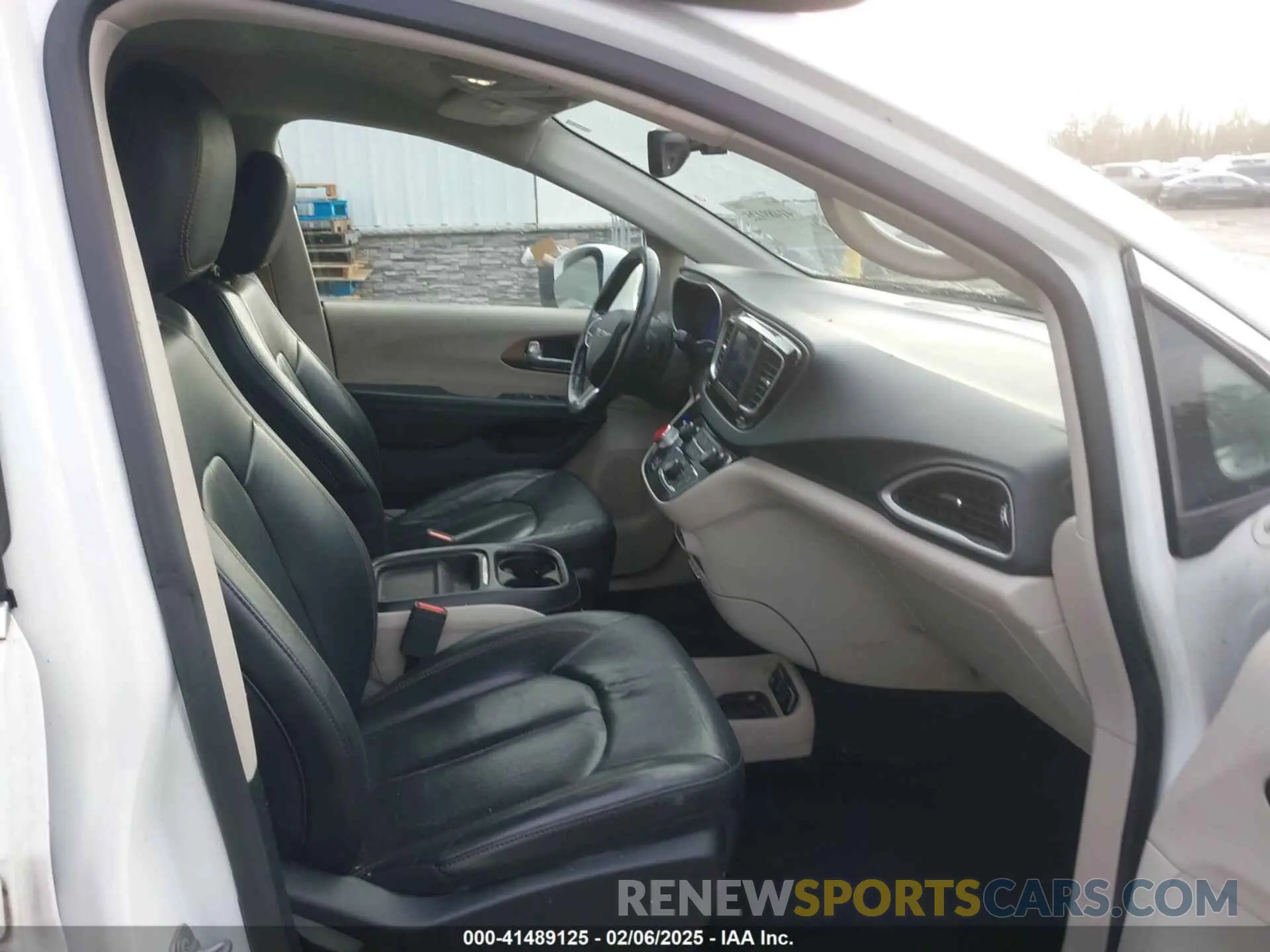 5 Photograph of a damaged car 2C4RC1BG7KR613188 CHRYSLER PACIFICA 2019