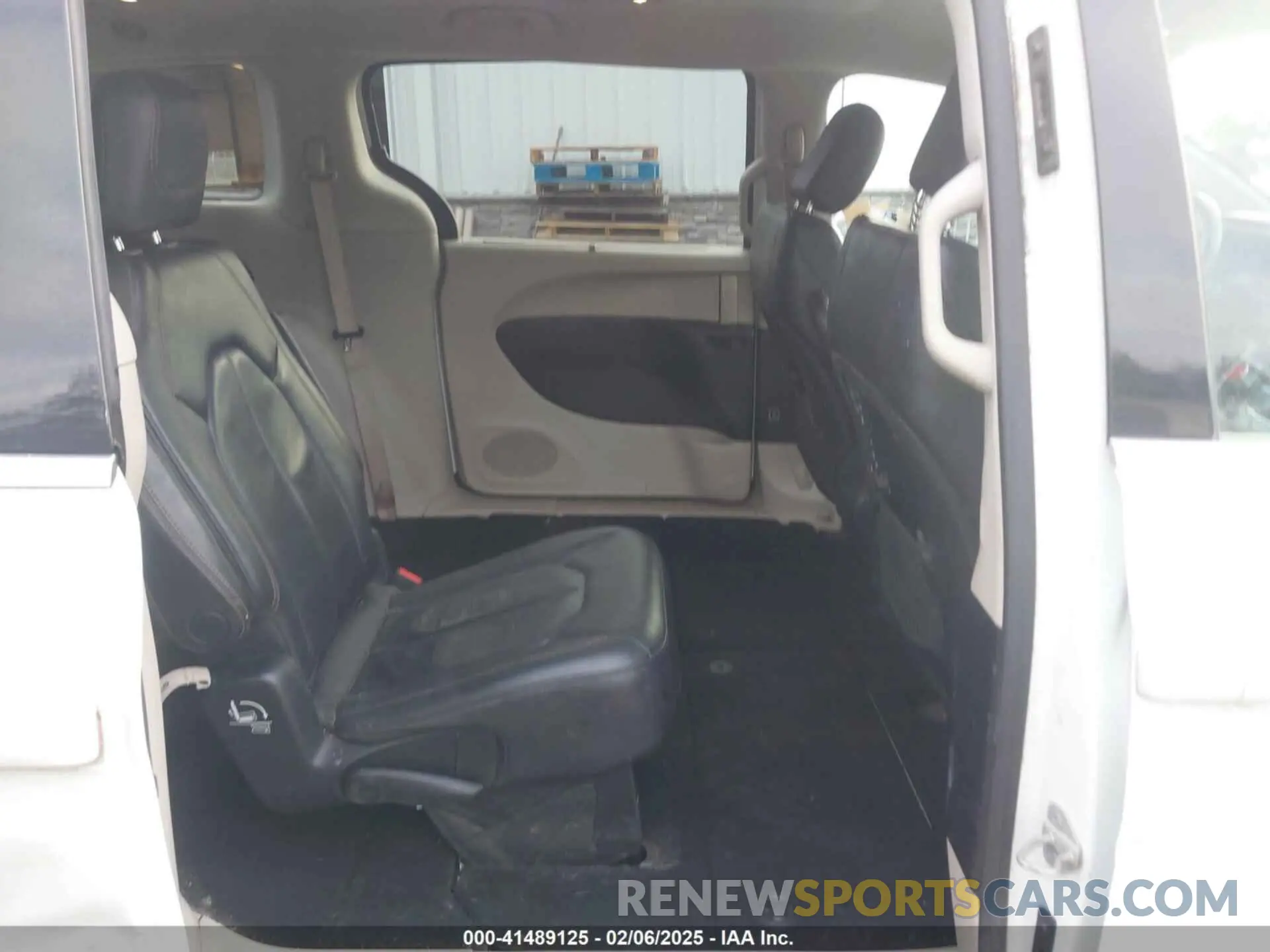 8 Photograph of a damaged car 2C4RC1BG7KR613188 CHRYSLER PACIFICA 2019