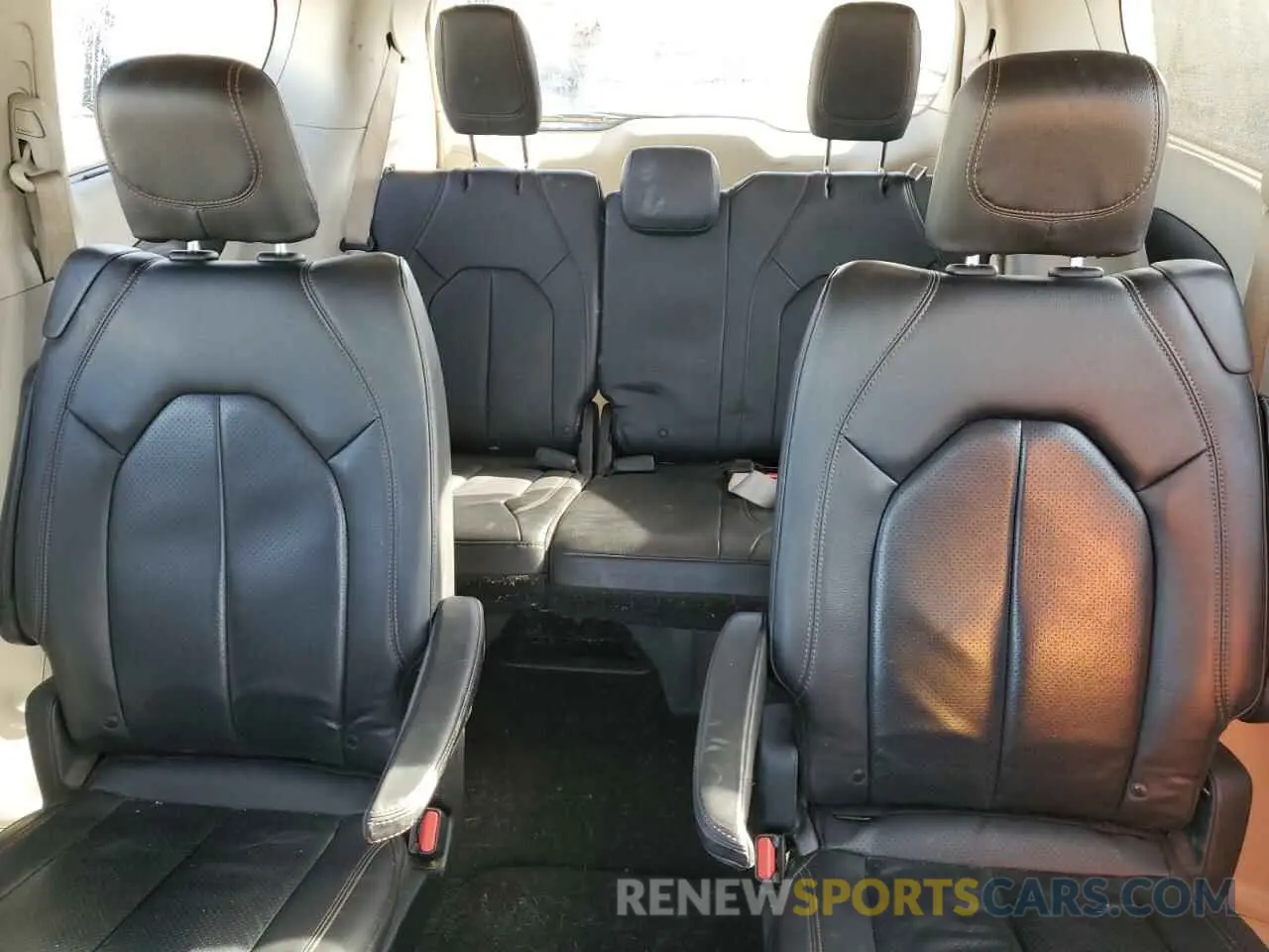 10 Photograph of a damaged car 2C4RC1BG7KR650905 CHRYSLER PACIFICA 2019