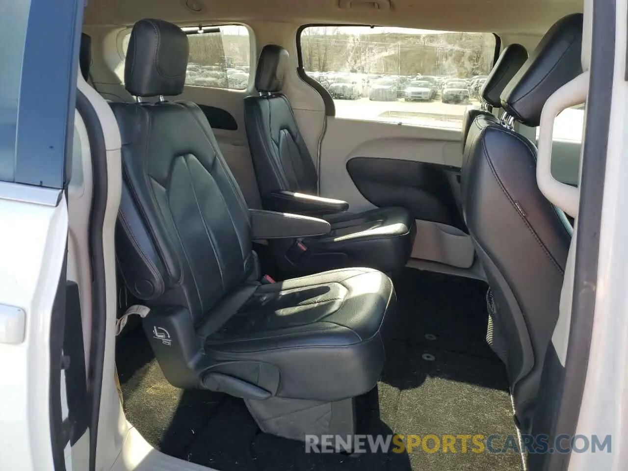 11 Photograph of a damaged car 2C4RC1BG7KR650905 CHRYSLER PACIFICA 2019
