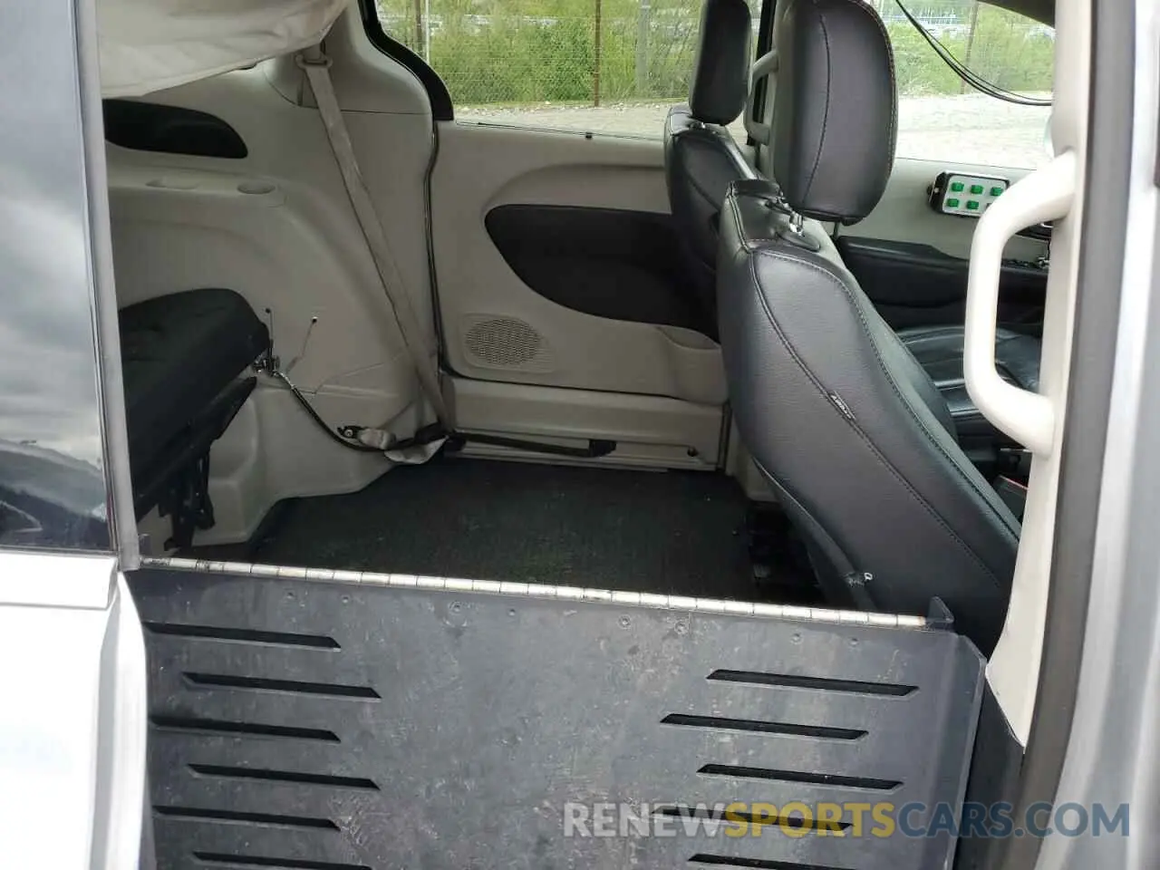 10 Photograph of a damaged car 2C4RC1BG7KR732004 CHRYSLER PACIFICA 2019