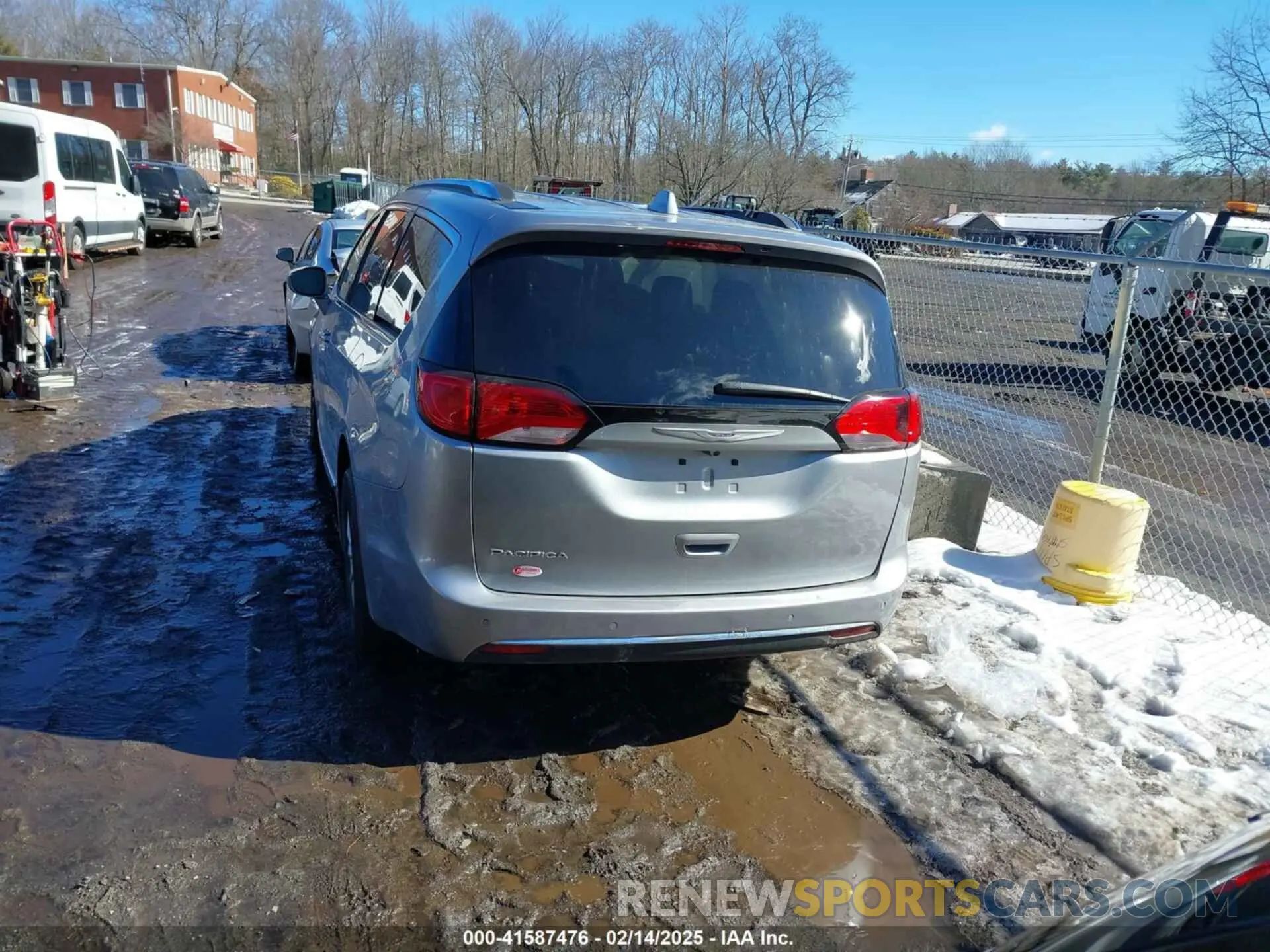 16 Photograph of a damaged car 2C4RC1BG8KR523872 CHRYSLER PACIFICA 2019