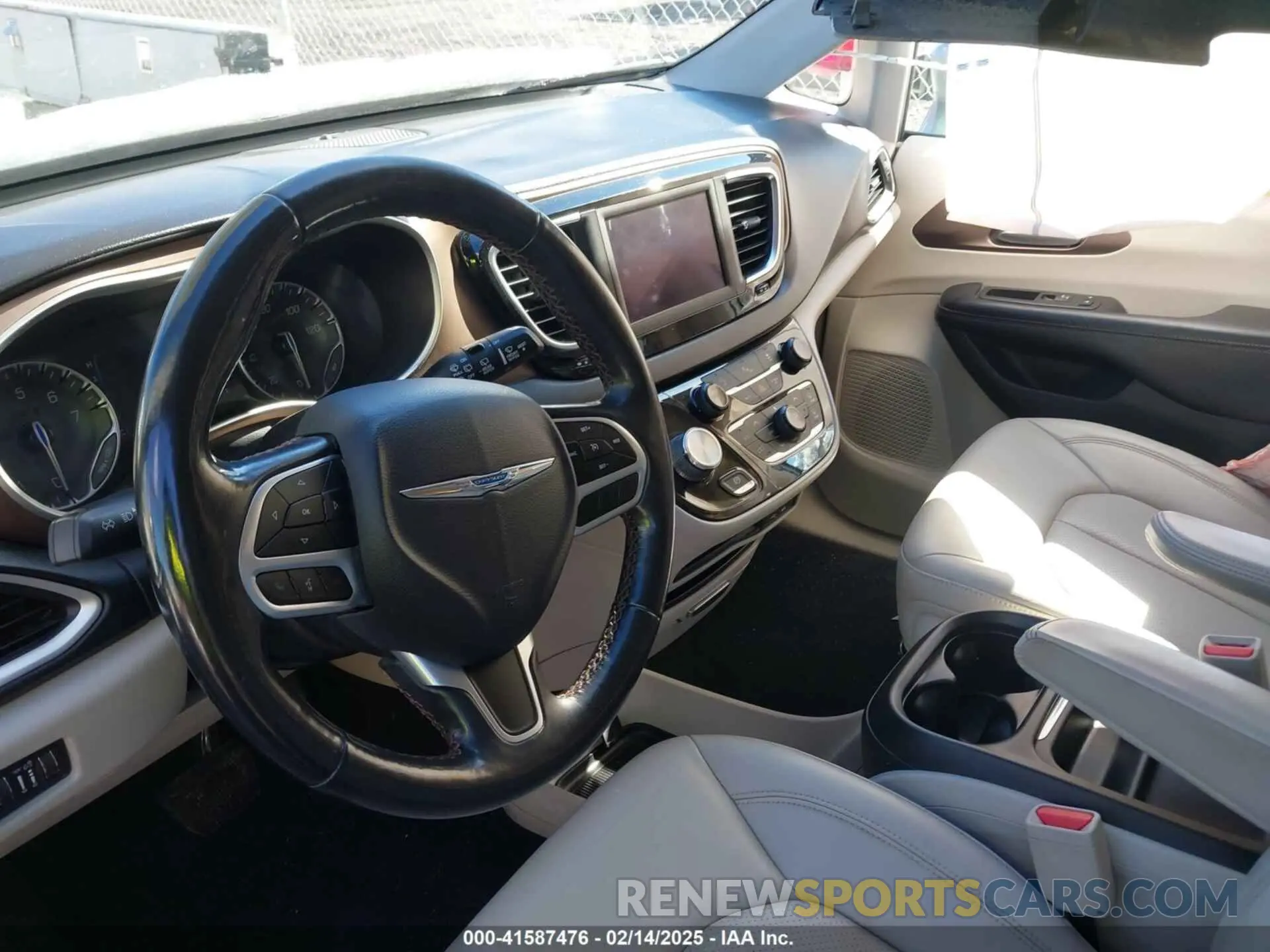 5 Photograph of a damaged car 2C4RC1BG8KR523872 CHRYSLER PACIFICA 2019