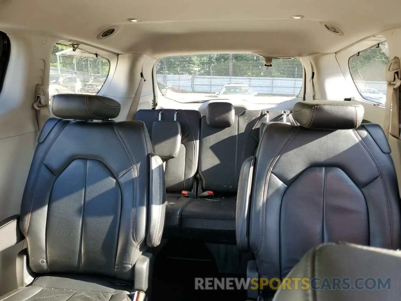 10 Photograph of a damaged car 2C4RC1BG8KR537514 CHRYSLER PACIFICA 2019