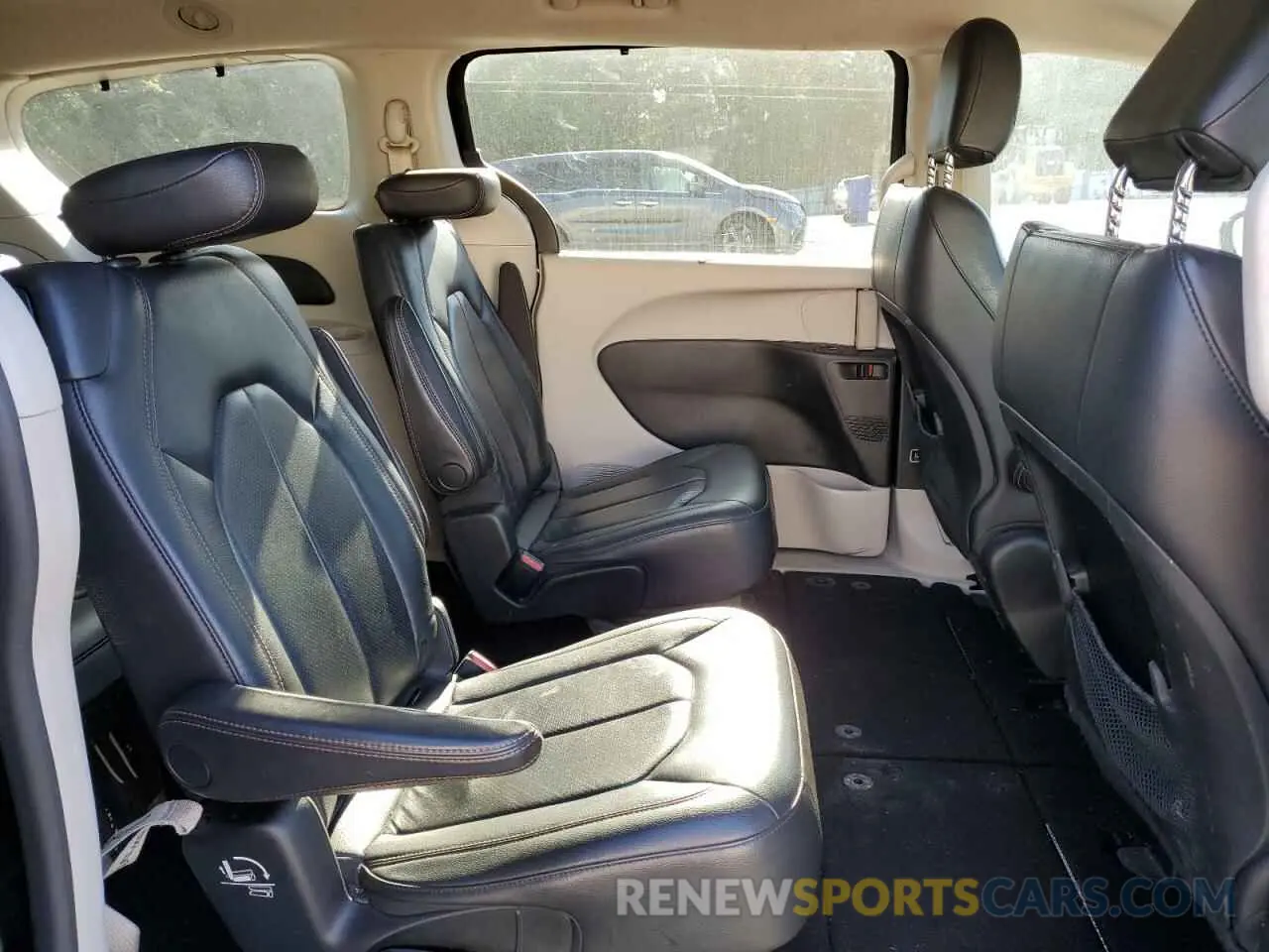 11 Photograph of a damaged car 2C4RC1BG8KR537514 CHRYSLER PACIFICA 2019