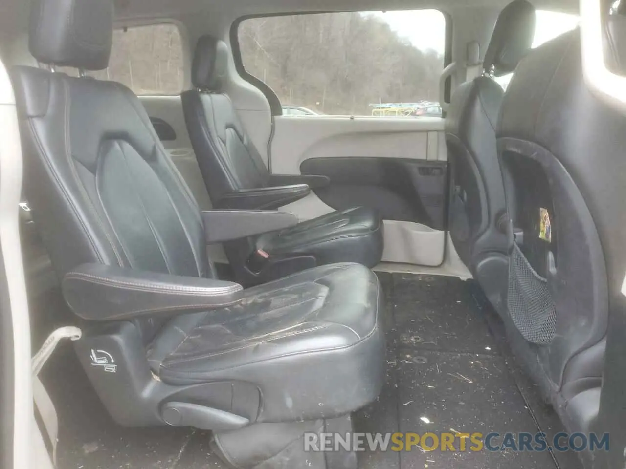 11 Photograph of a damaged car 2C4RC1BG9KR550319 CHRYSLER PACIFICA 2019