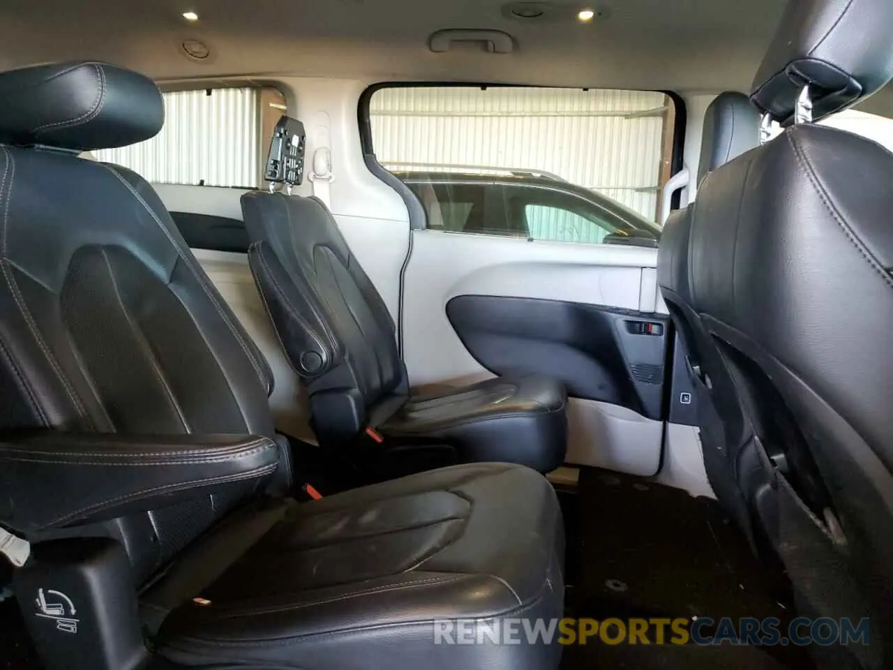 11 Photograph of a damaged car 2C4RC1BG9KR597205 CHRYSLER PACIFICA 2019
