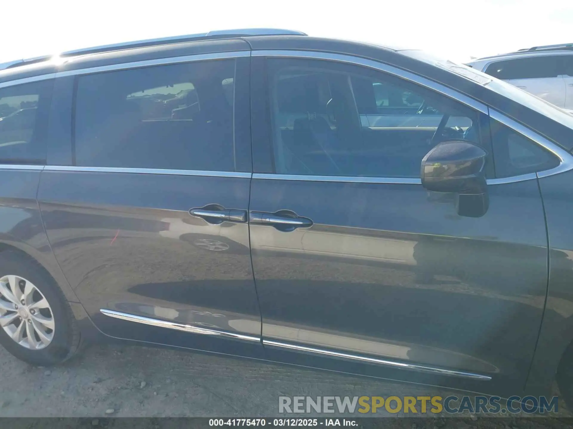 14 Photograph of a damaged car 2C4RC1BGXKR531732 CHRYSLER PACIFICA 2019