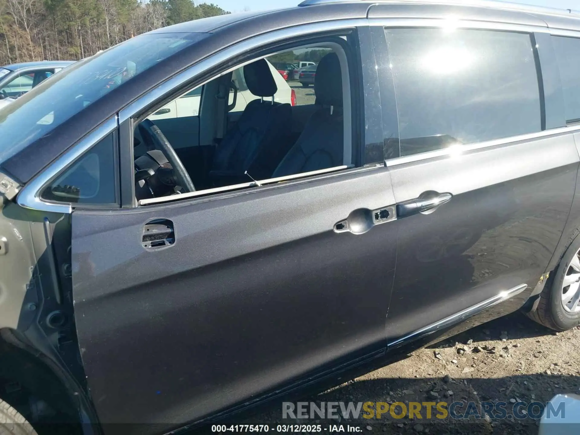 15 Photograph of a damaged car 2C4RC1BGXKR531732 CHRYSLER PACIFICA 2019