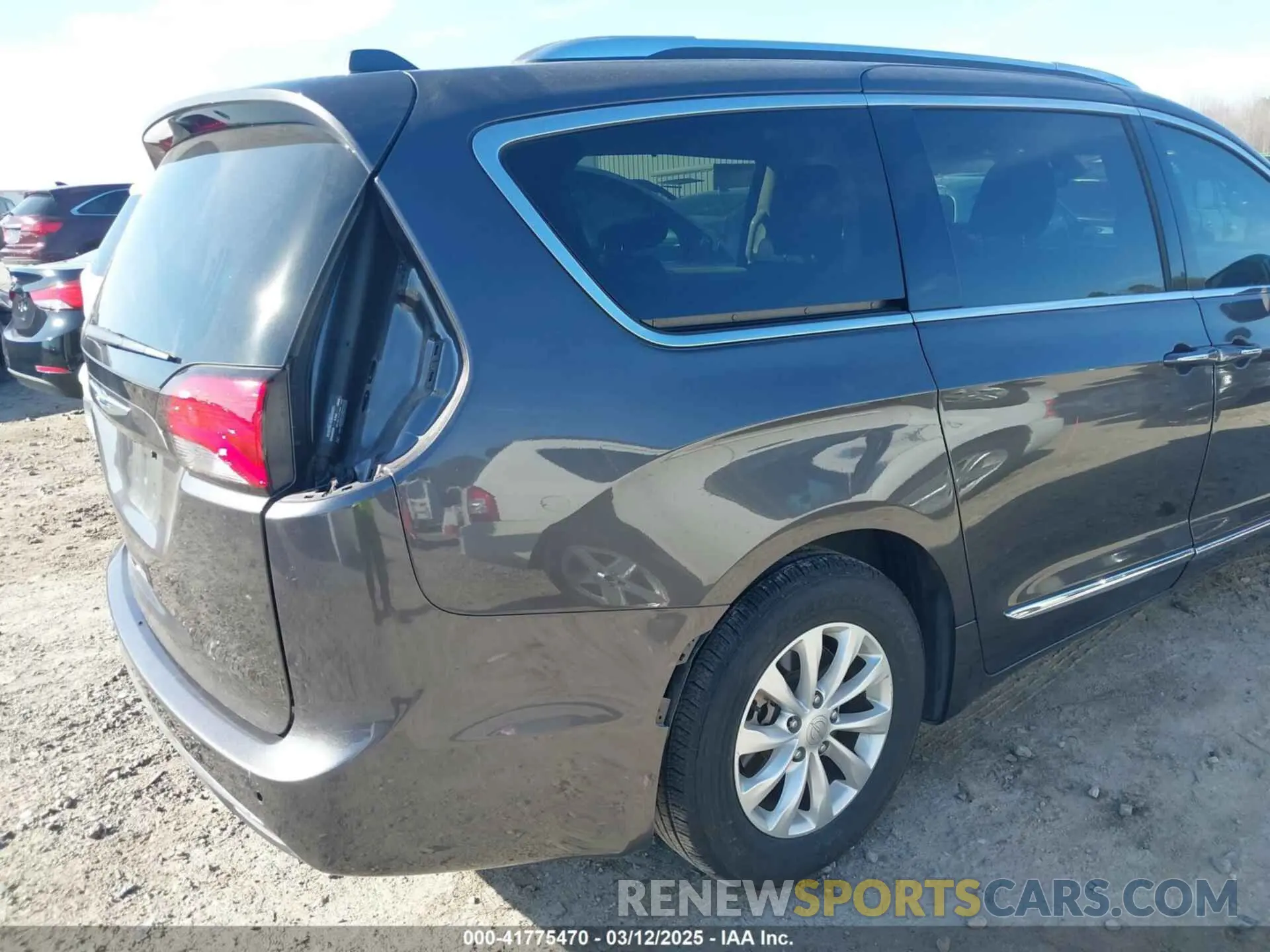 4 Photograph of a damaged car 2C4RC1BGXKR531732 CHRYSLER PACIFICA 2019