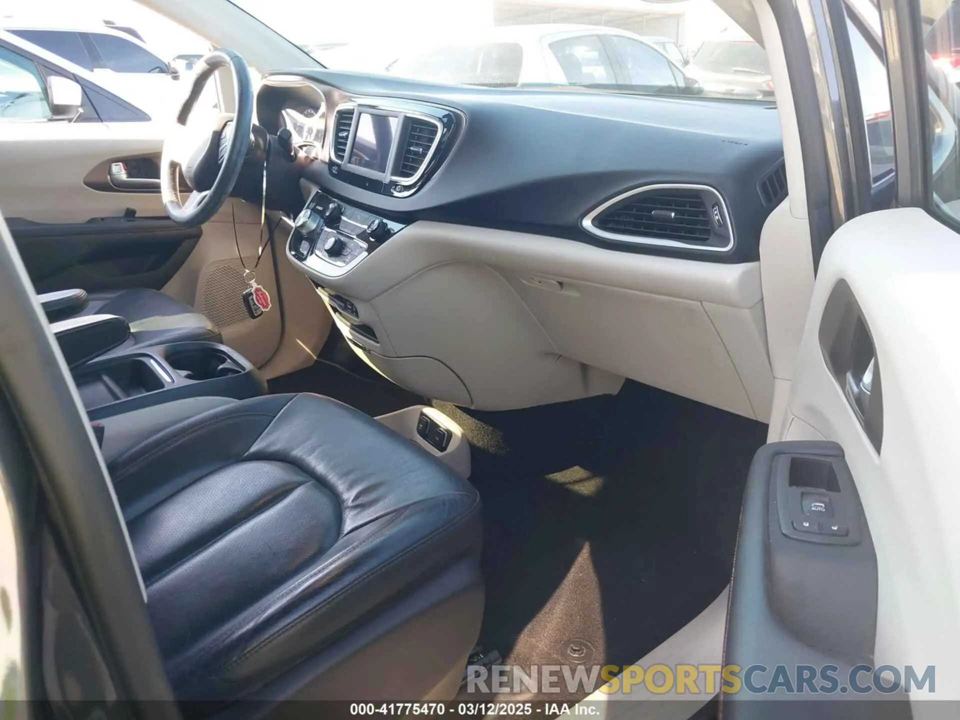 5 Photograph of a damaged car 2C4RC1BGXKR531732 CHRYSLER PACIFICA 2019