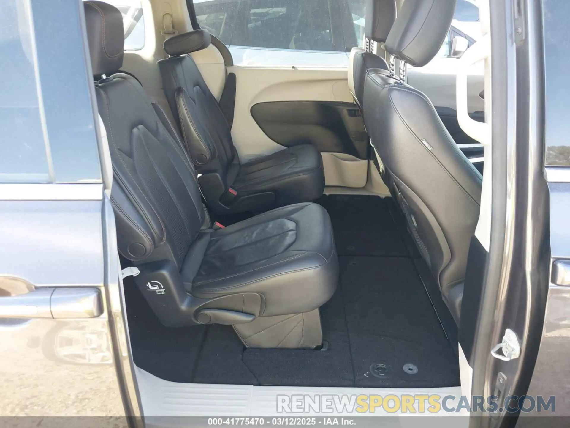 8 Photograph of a damaged car 2C4RC1BGXKR531732 CHRYSLER PACIFICA 2019
