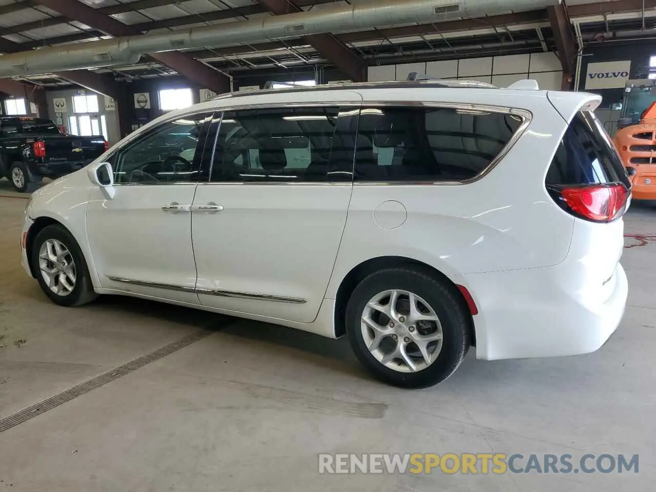 2 Photograph of a damaged car 2C4RC1BGXKR666001 CHRYSLER PACIFICA 2019