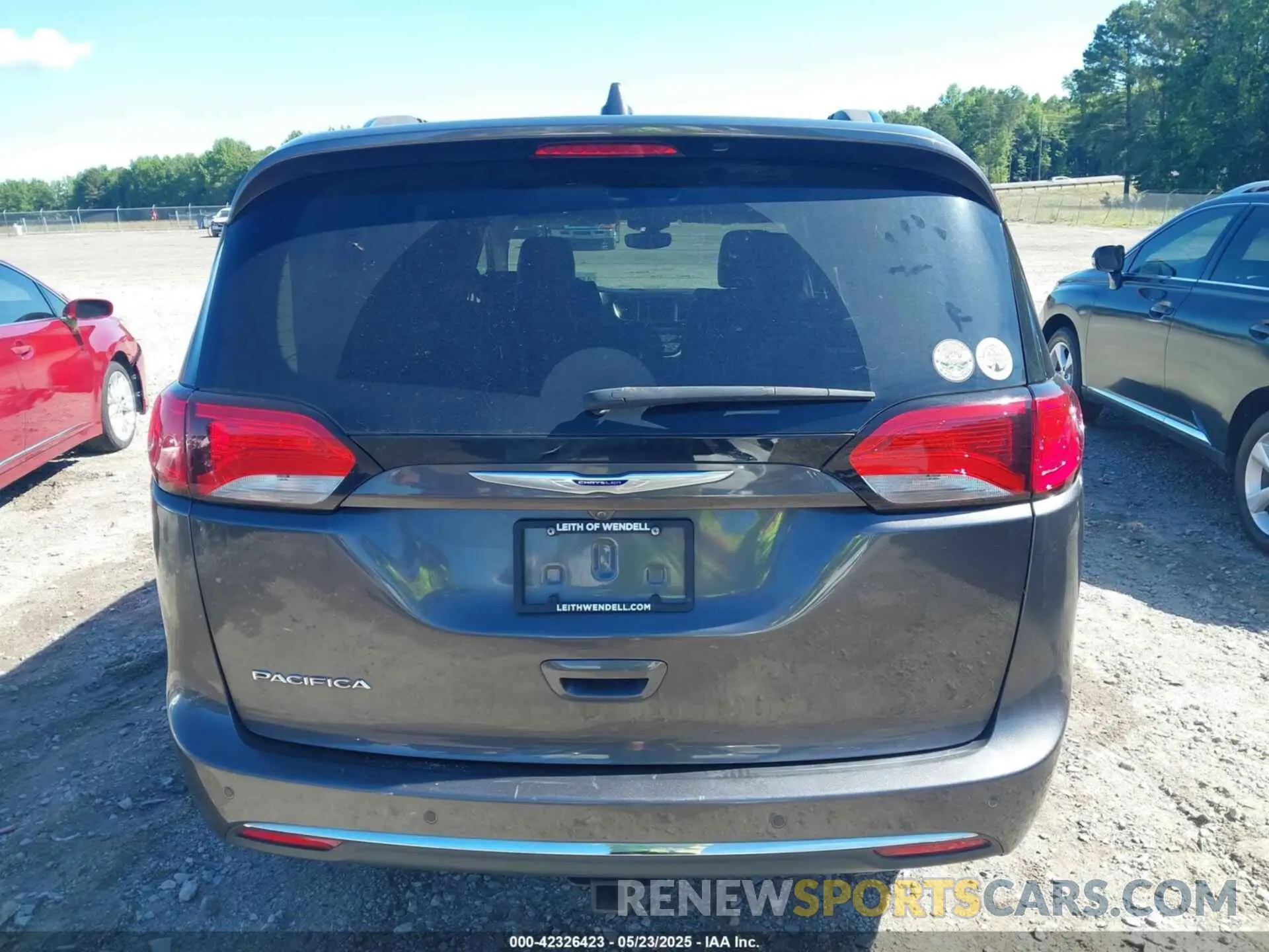 17 Photograph of a damaged car 2C4RC1BGXKR680562 CHRYSLER PACIFICA 2019