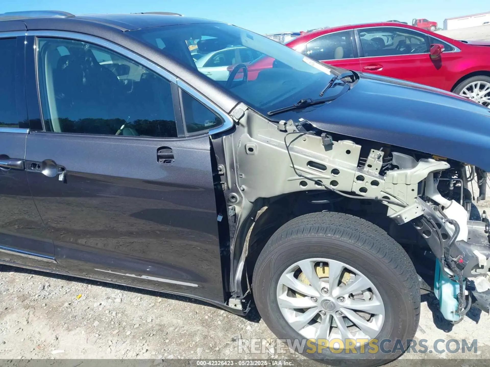 18 Photograph of a damaged car 2C4RC1BGXKR680562 CHRYSLER PACIFICA 2019