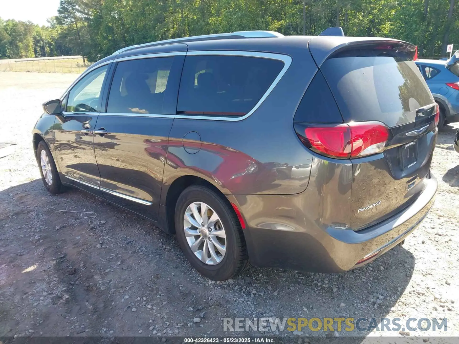 3 Photograph of a damaged car 2C4RC1BGXKR680562 CHRYSLER PACIFICA 2019