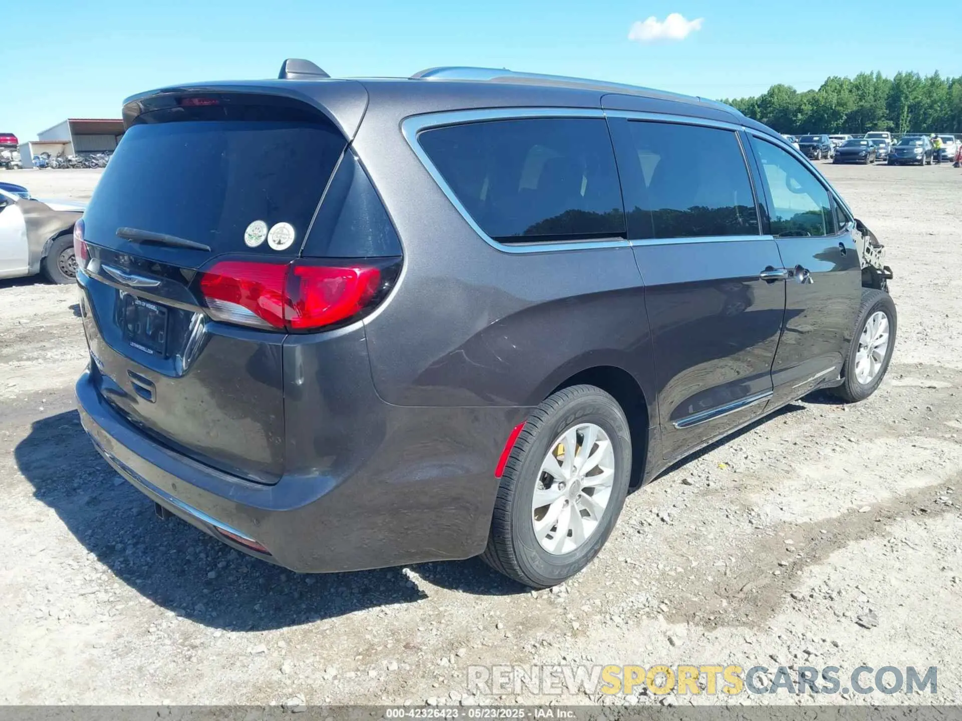4 Photograph of a damaged car 2C4RC1BGXKR680562 CHRYSLER PACIFICA 2019