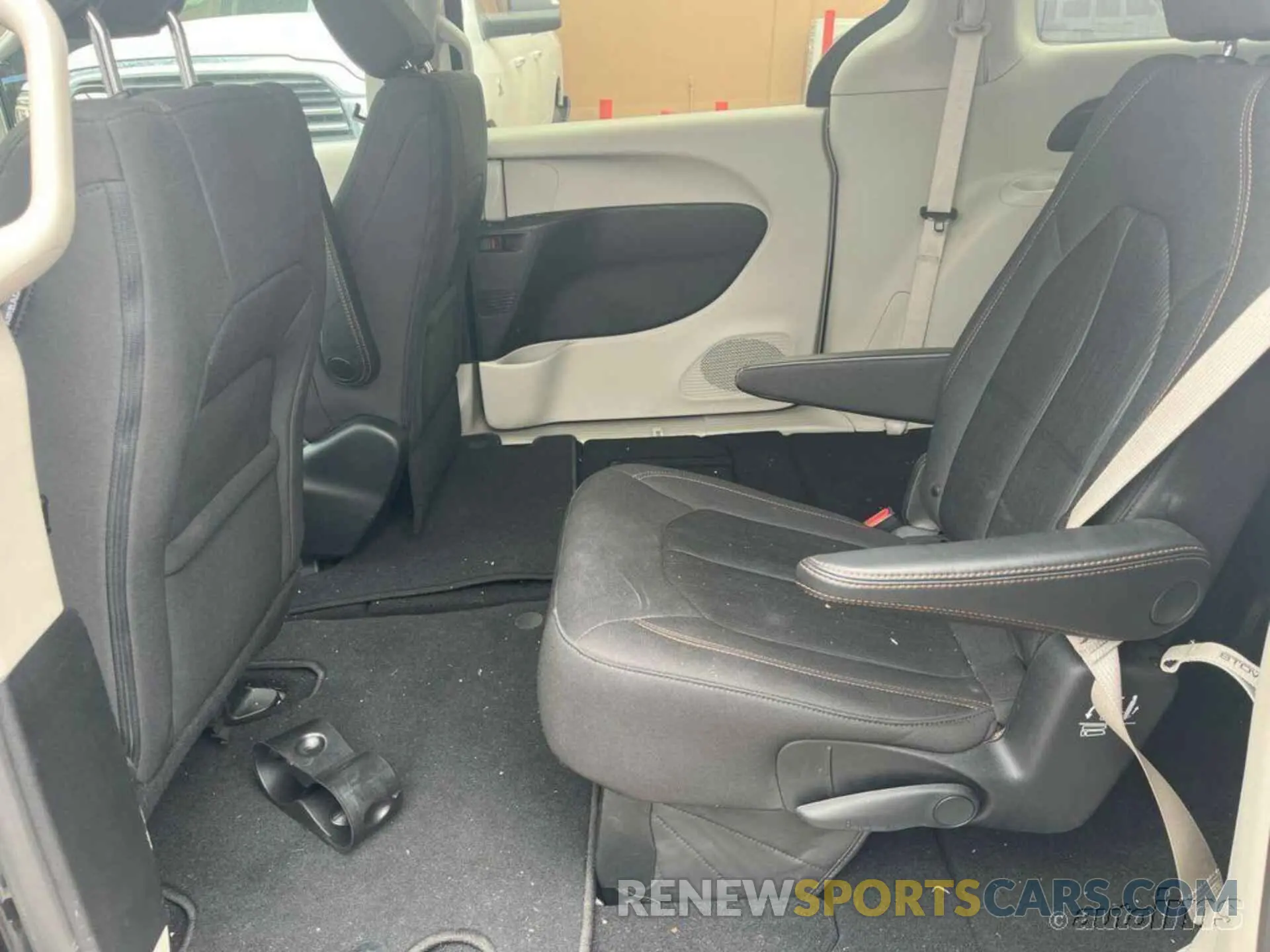 9 Photograph of a damaged car 2C4RC1CG0KR668242 CHRYSLER PACIFICA 2019