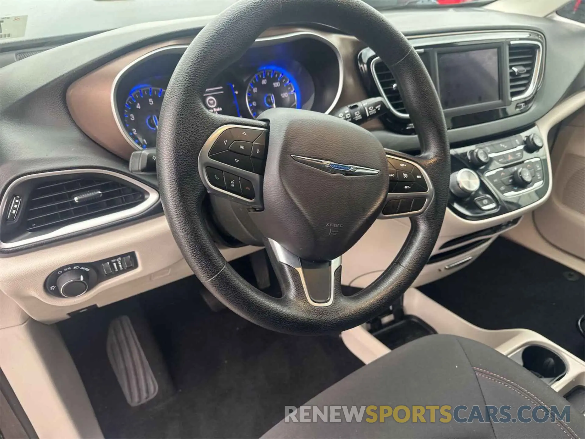 18 Photograph of a damaged car 2C4RC1DG1KR556144 CHRYSLER PACIFICA 2019