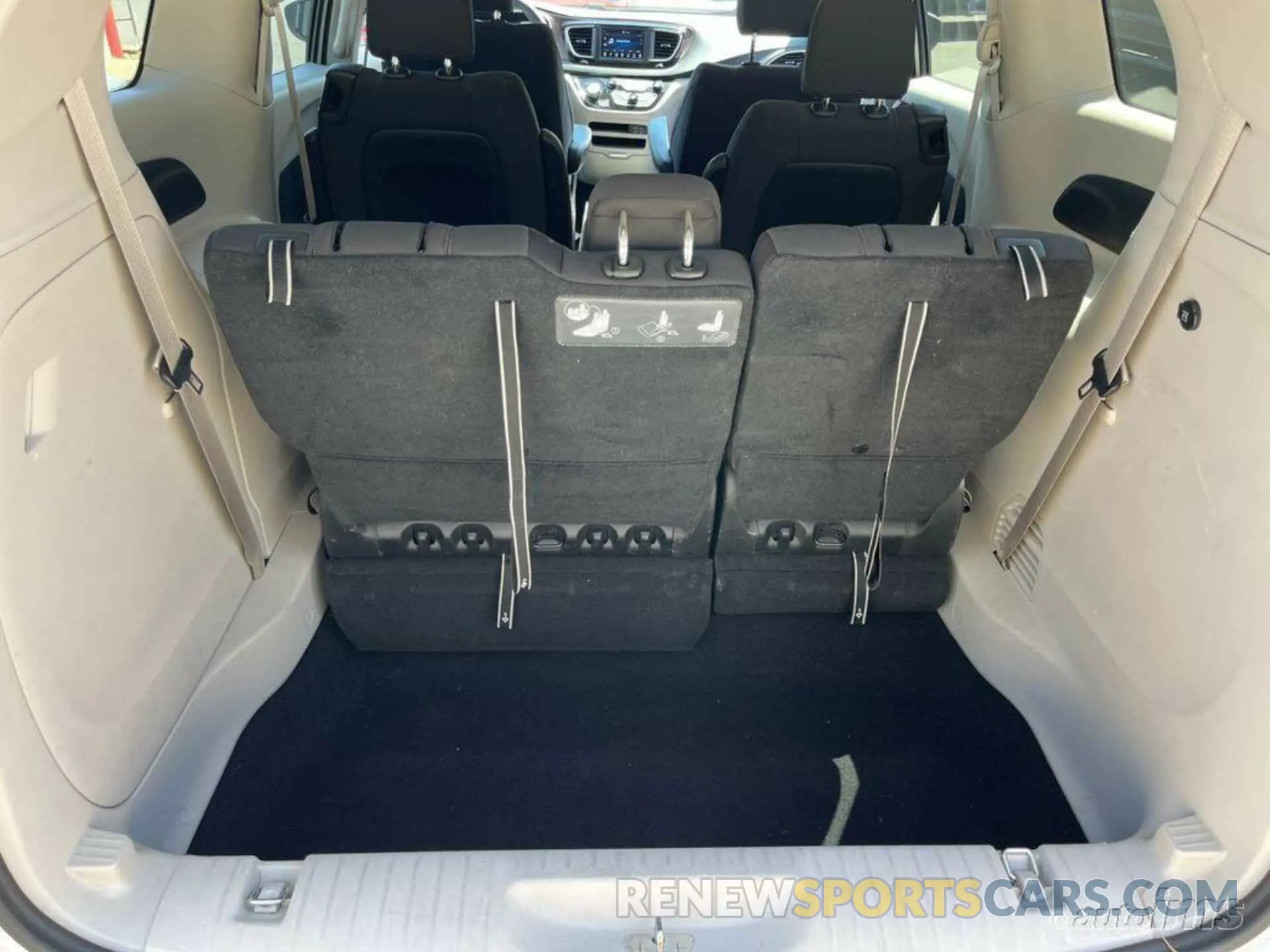 10 Photograph of a damaged car 2C4RC1DG8KR556142 CHRYSLER PACIFICA 2019