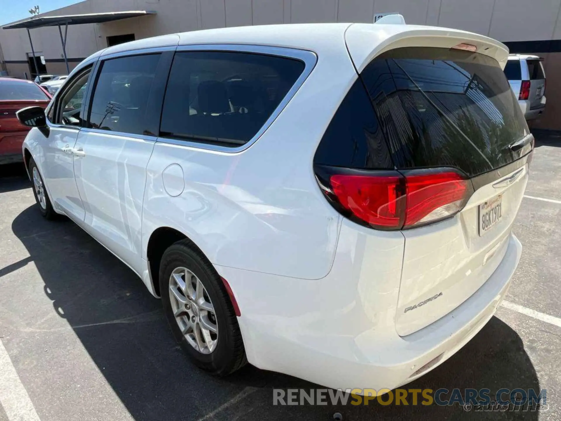 18 Photograph of a damaged car 2C4RC1DG8KR556142 CHRYSLER PACIFICA 2019