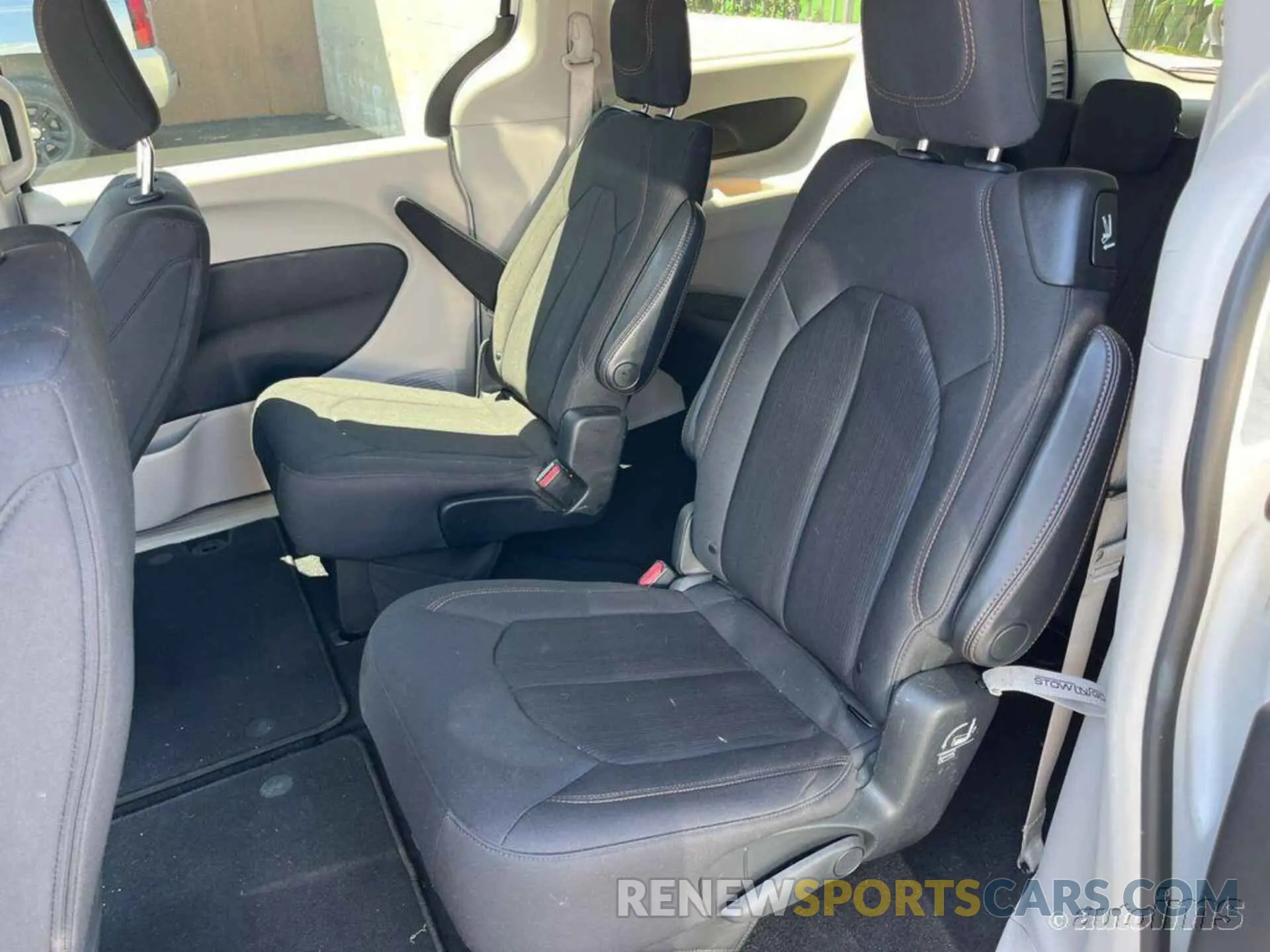 5 Photograph of a damaged car 2C4RC1DG8KR556142 CHRYSLER PACIFICA 2019