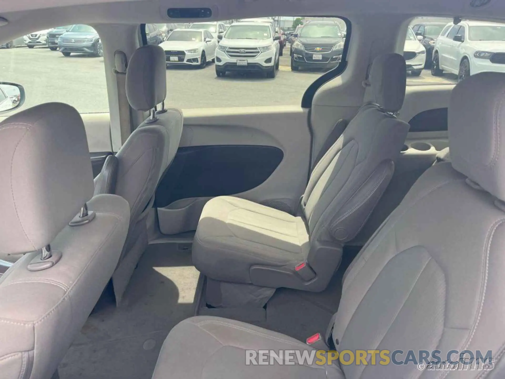 5 Photograph of a damaged car 2C4RC1DG9KR559616 CHRYSLER PACIFICA 2019