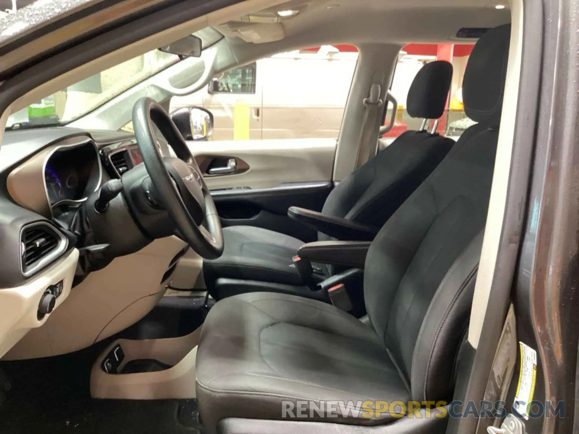 1 Photograph of a damaged car 2C4RC1DG9KR568901 CHRYSLER PACIFICA 2019