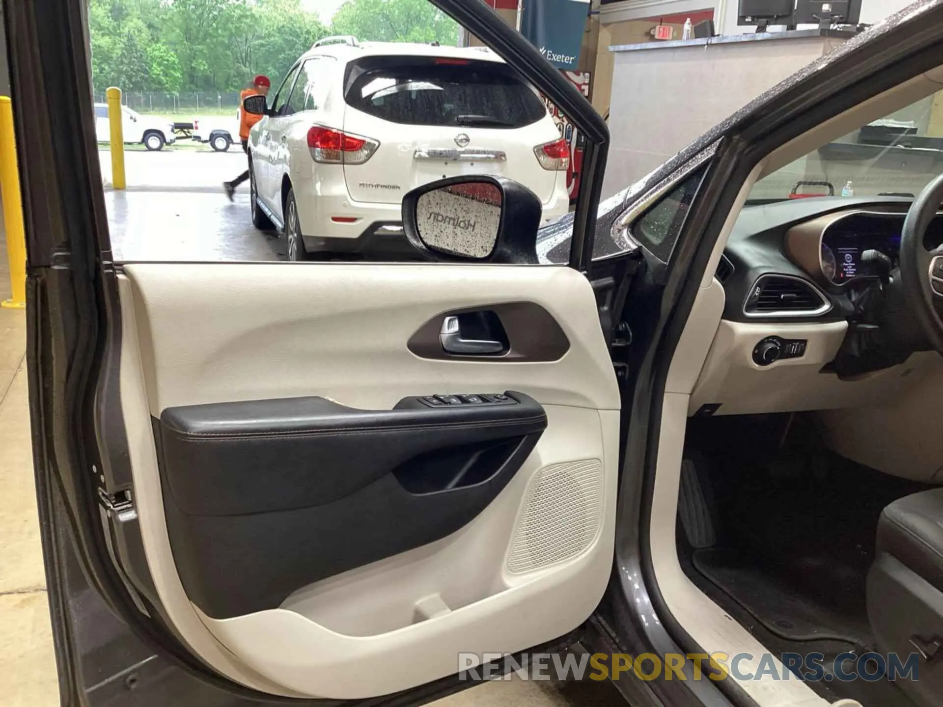 17 Photograph of a damaged car 2C4RC1DG9KR568901 CHRYSLER PACIFICA 2019