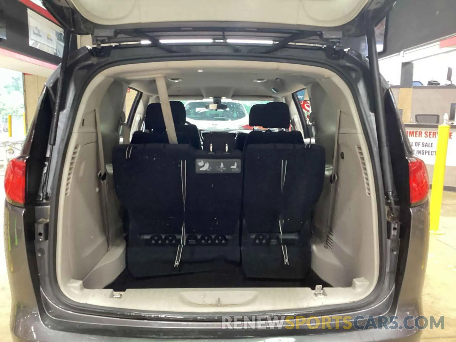 9 Photograph of a damaged car 2C4RC1DG9KR568901 CHRYSLER PACIFICA 2019