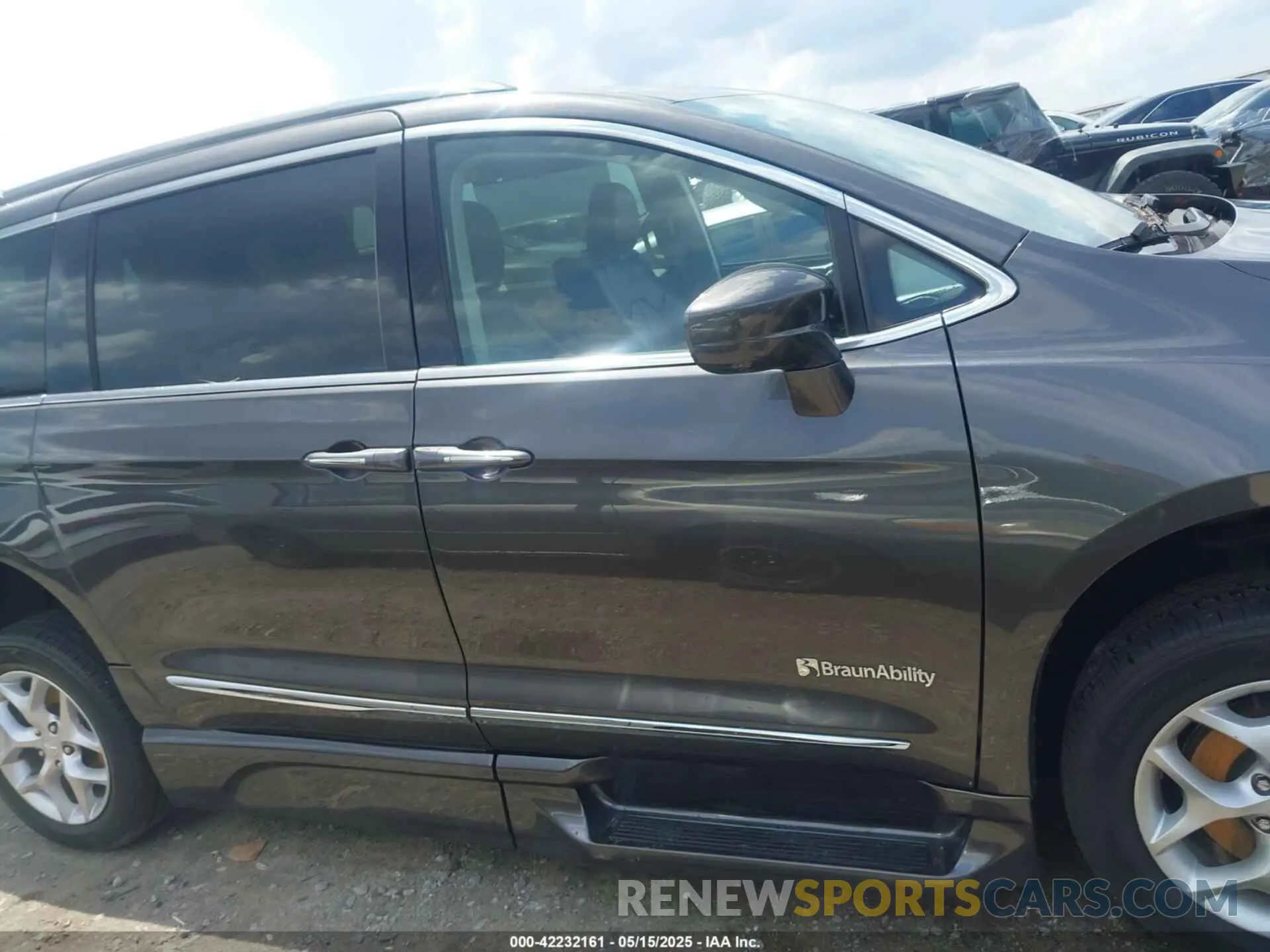 14 Photograph of a damaged car 2C4RC1EG0KR652409 CHRYSLER PACIFICA 2019