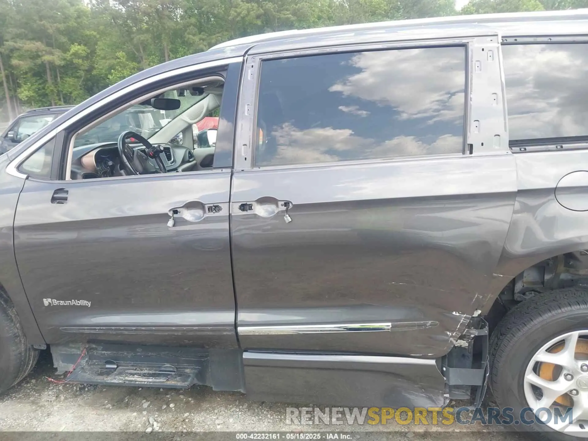 15 Photograph of a damaged car 2C4RC1EG0KR652409 CHRYSLER PACIFICA 2019
