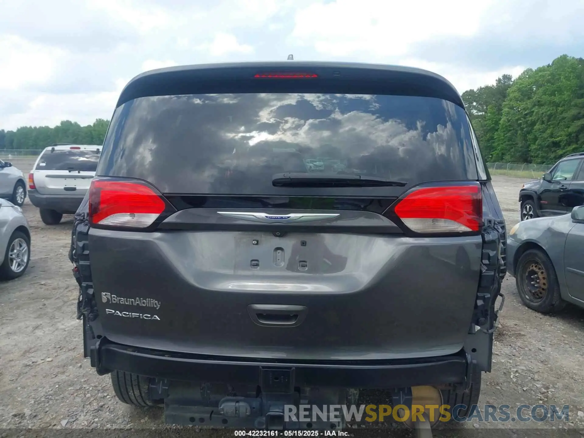 17 Photograph of a damaged car 2C4RC1EG0KR652409 CHRYSLER PACIFICA 2019