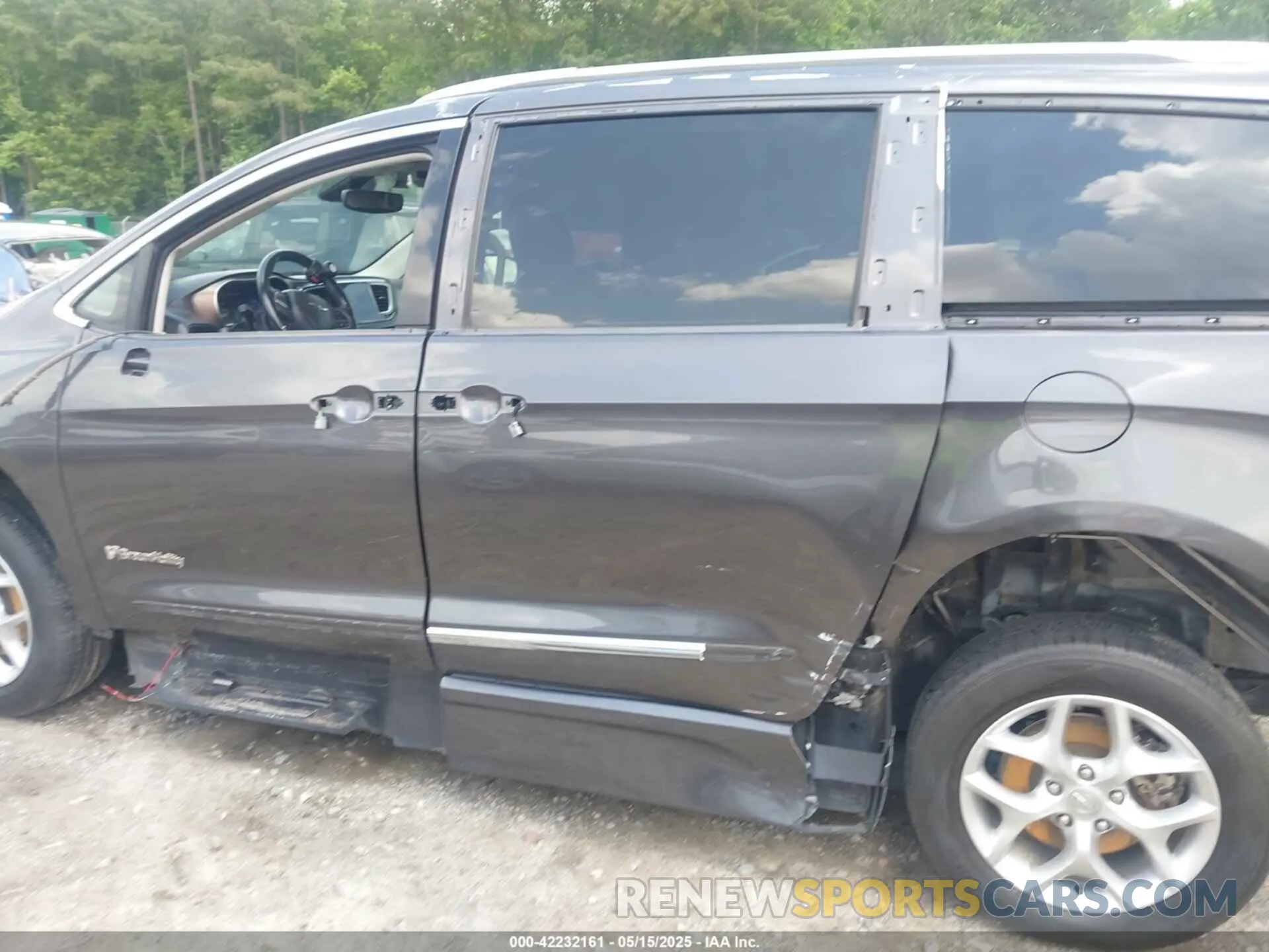 18 Photograph of a damaged car 2C4RC1EG0KR652409 CHRYSLER PACIFICA 2019