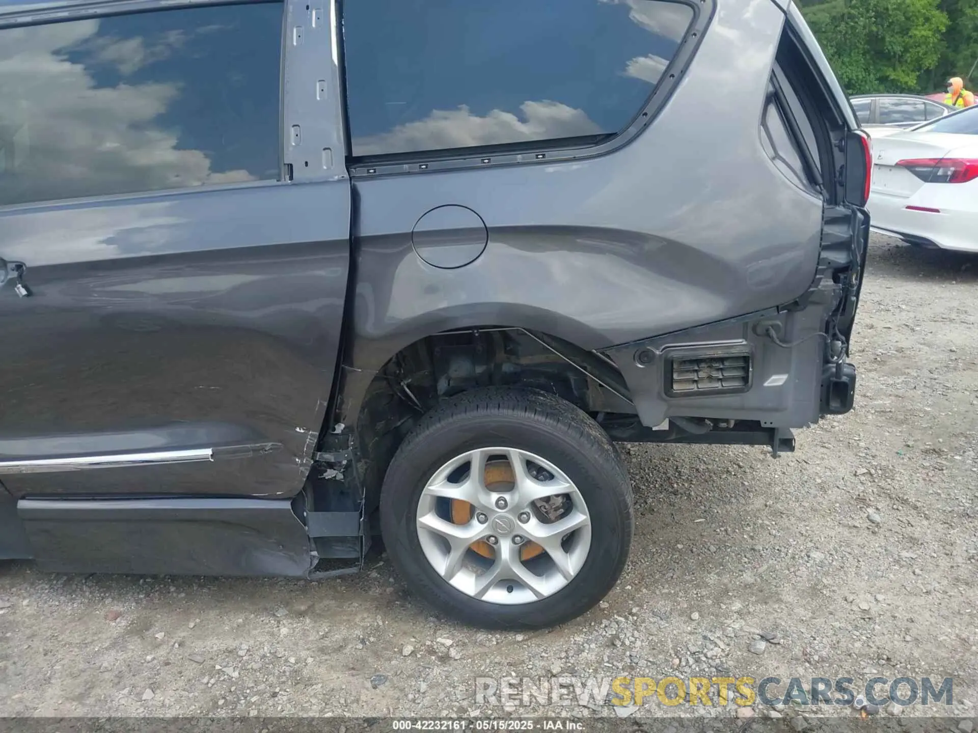 19 Photograph of a damaged car 2C4RC1EG0KR652409 CHRYSLER PACIFICA 2019