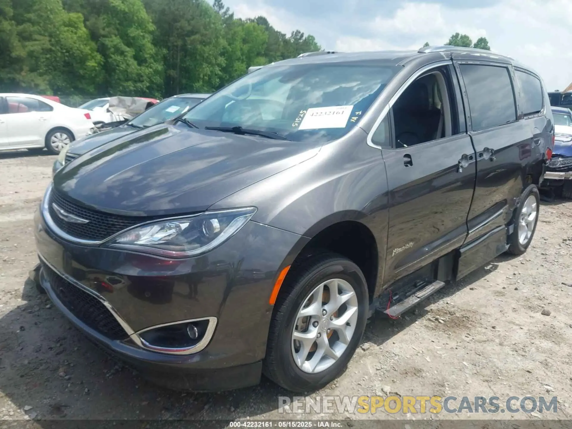 2 Photograph of a damaged car 2C4RC1EG0KR652409 CHRYSLER PACIFICA 2019