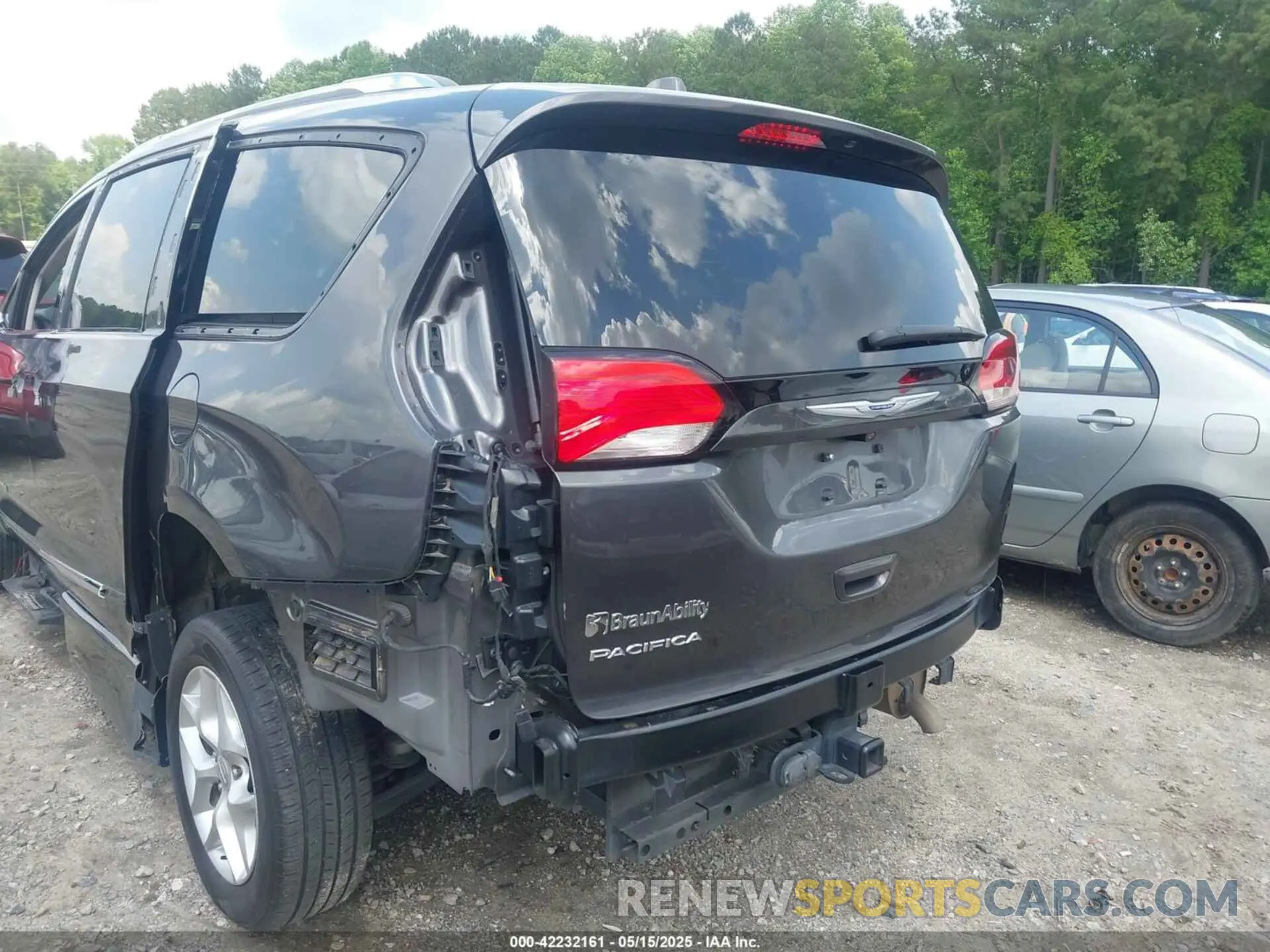 20 Photograph of a damaged car 2C4RC1EG0KR652409 CHRYSLER PACIFICA 2019