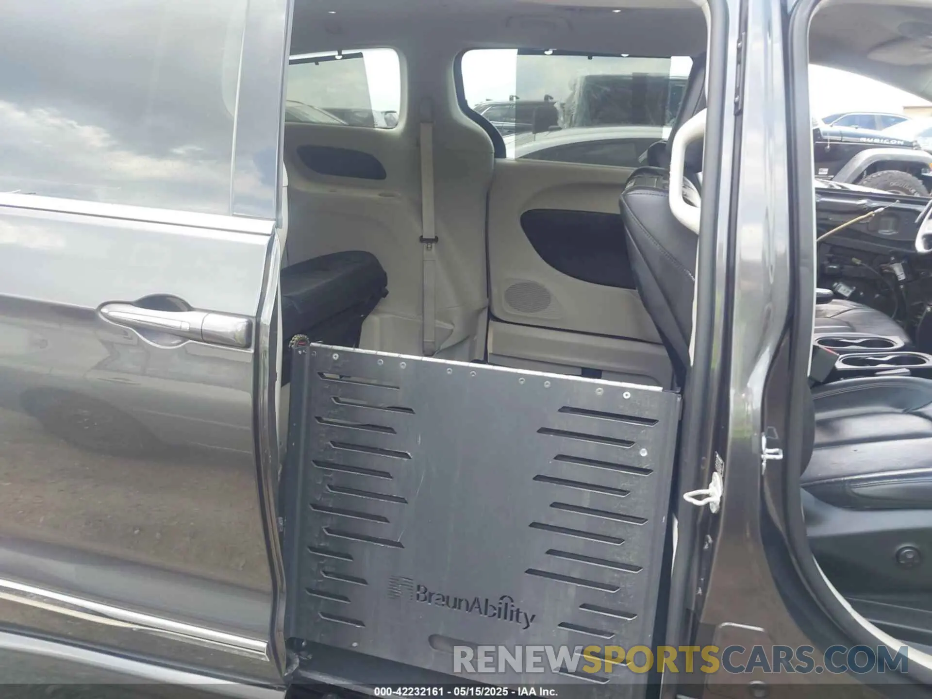 8 Photograph of a damaged car 2C4RC1EG0KR652409 CHRYSLER PACIFICA 2019