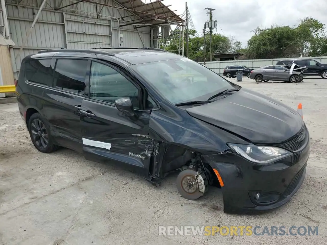 4 Photograph of a damaged car 2C4RC1EG1KR627969 CHRYSLER PACIFICA 2019