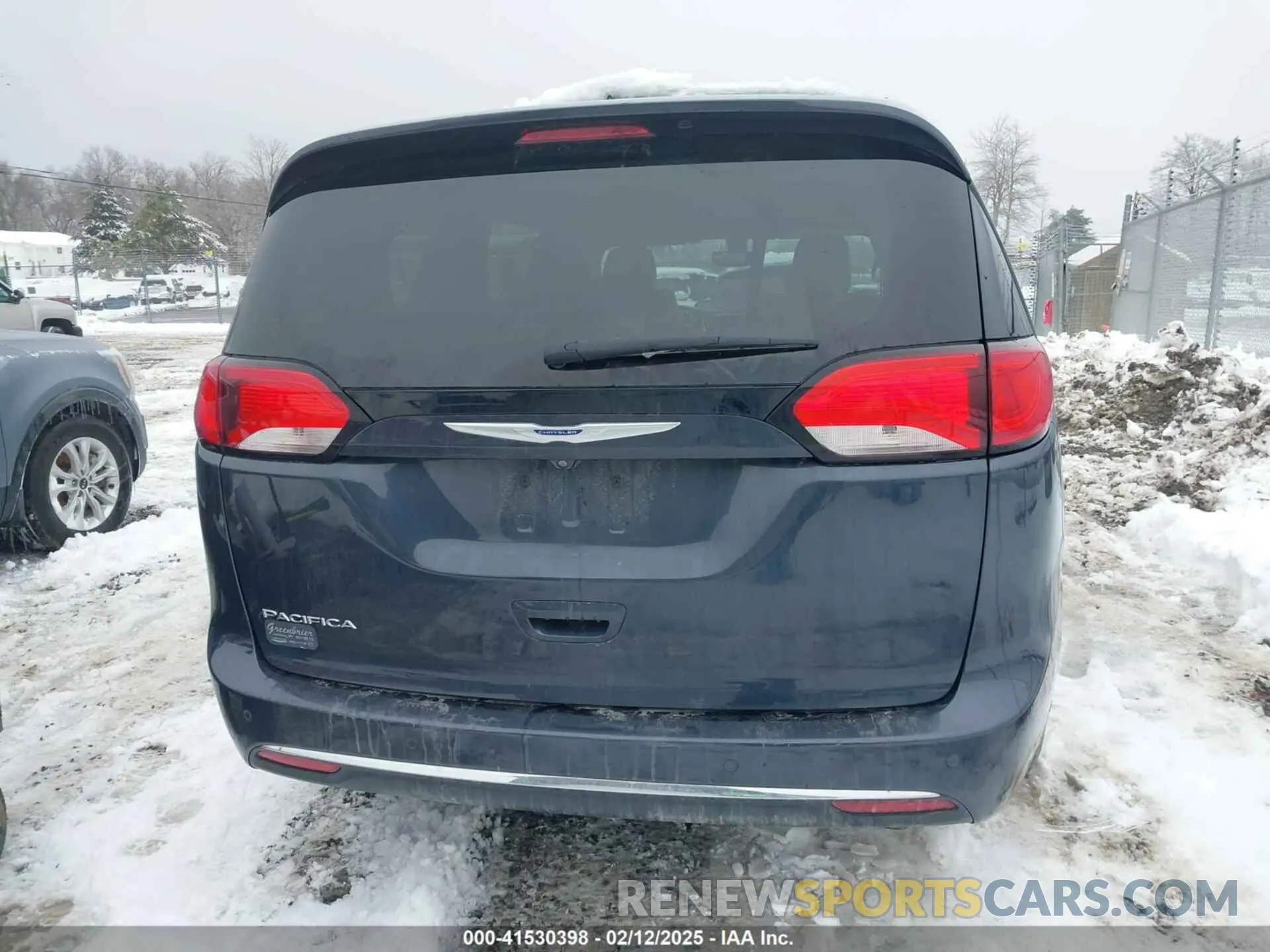 16 Photograph of a damaged car 2C4RC1EG1KR733645 CHRYSLER PACIFICA 2019