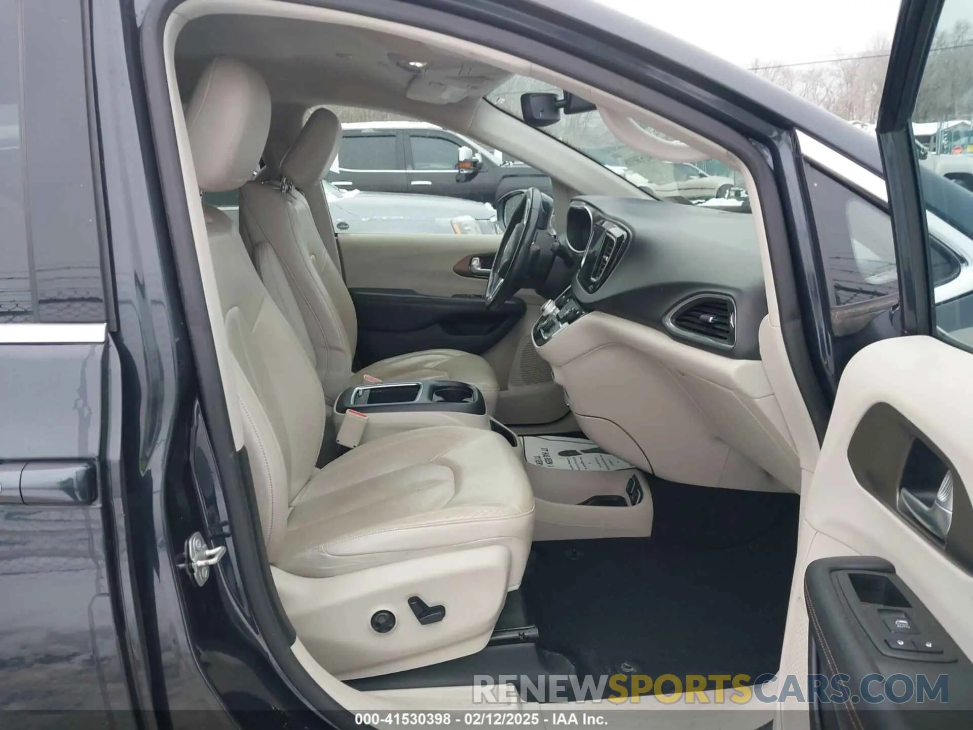 5 Photograph of a damaged car 2C4RC1EG1KR733645 CHRYSLER PACIFICA 2019