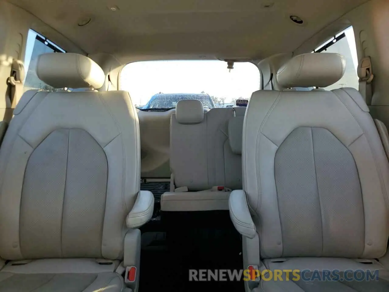 10 Photograph of a damaged car 2C4RC1EG7KR588045 CHRYSLER PACIFICA 2019