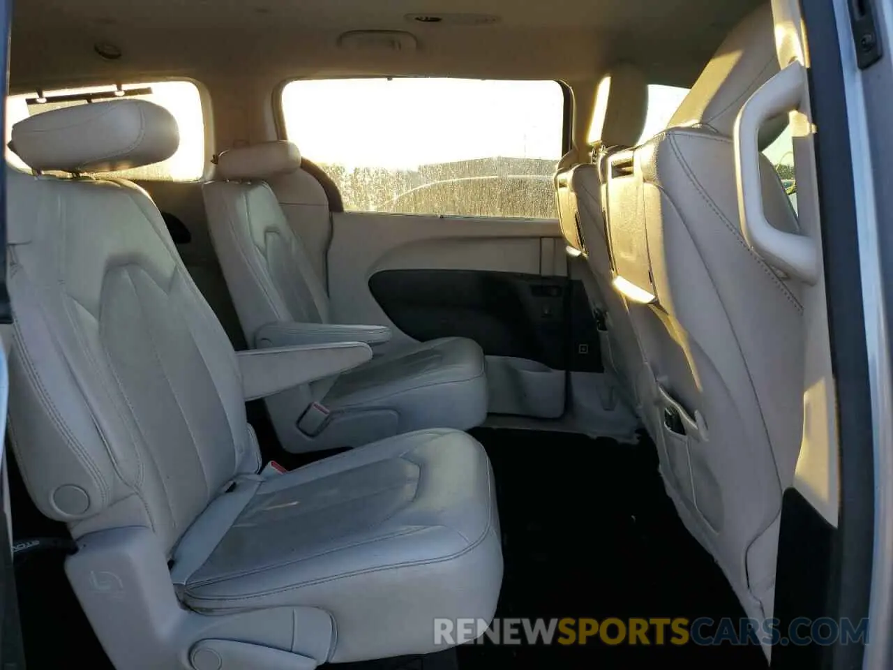 11 Photograph of a damaged car 2C4RC1EG7KR588045 CHRYSLER PACIFICA 2019