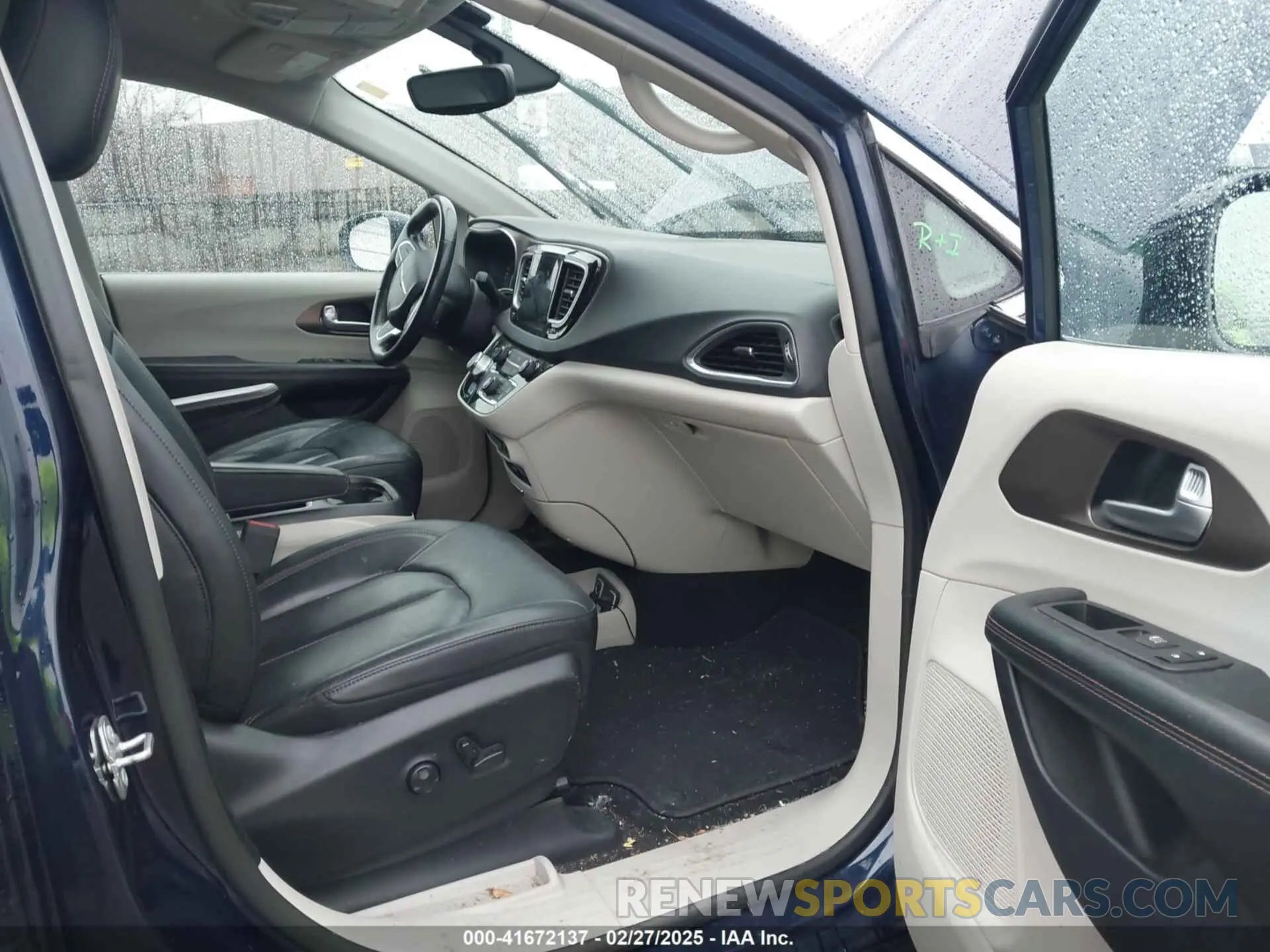 5 Photograph of a damaged car 2C4RC1EG7KR588613 CHRYSLER PACIFICA 2019