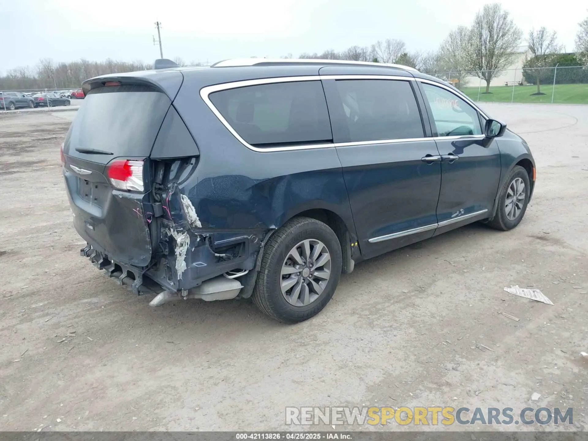 4 Photograph of a damaged car 2C4RC1EGXKR708906 CHRYSLER PACIFICA 2019