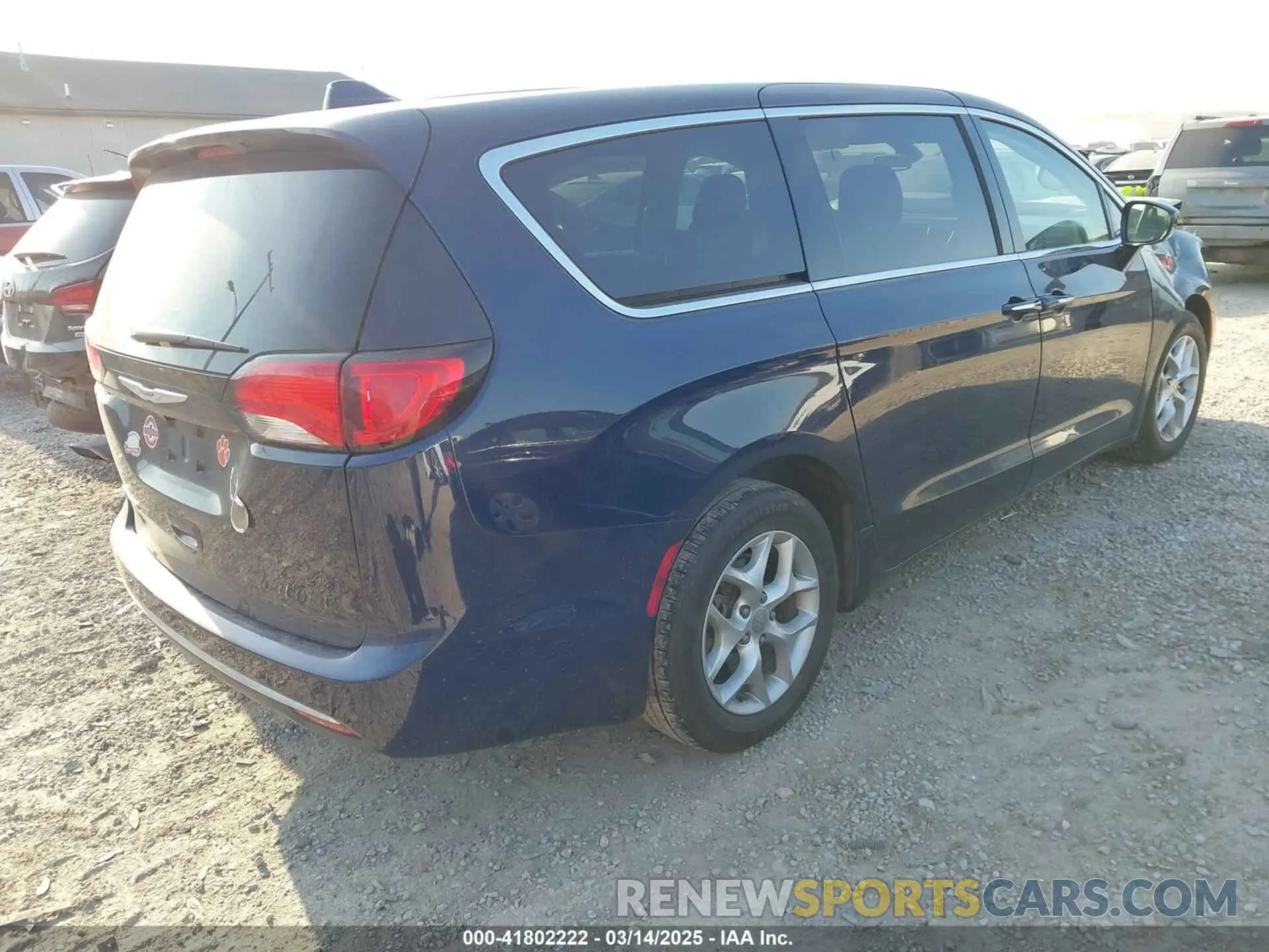 4 Photograph of a damaged car 2C4RC1FG1KR582207 CHRYSLER PACIFICA 2019
