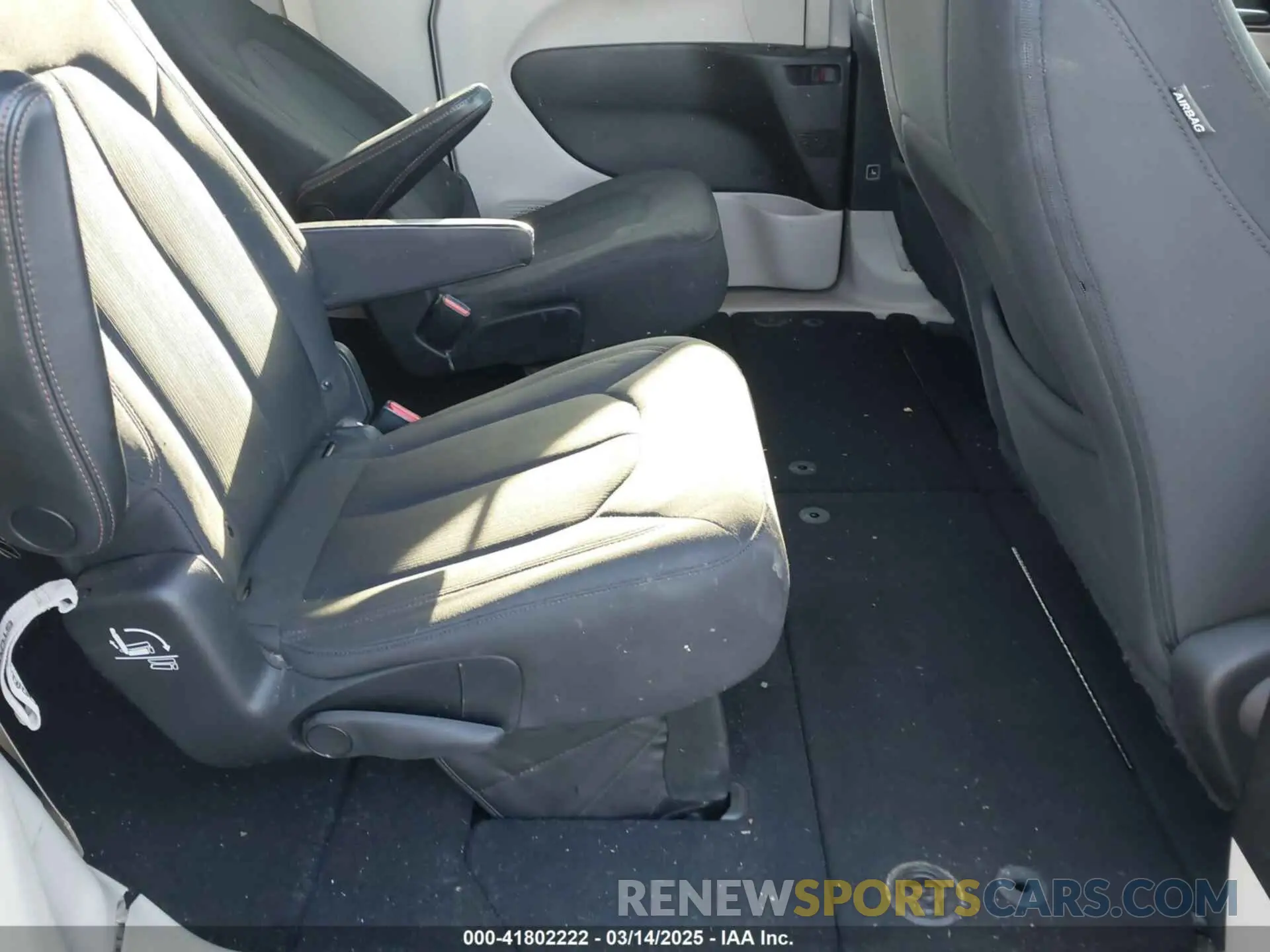 8 Photograph of a damaged car 2C4RC1FG1KR582207 CHRYSLER PACIFICA 2019