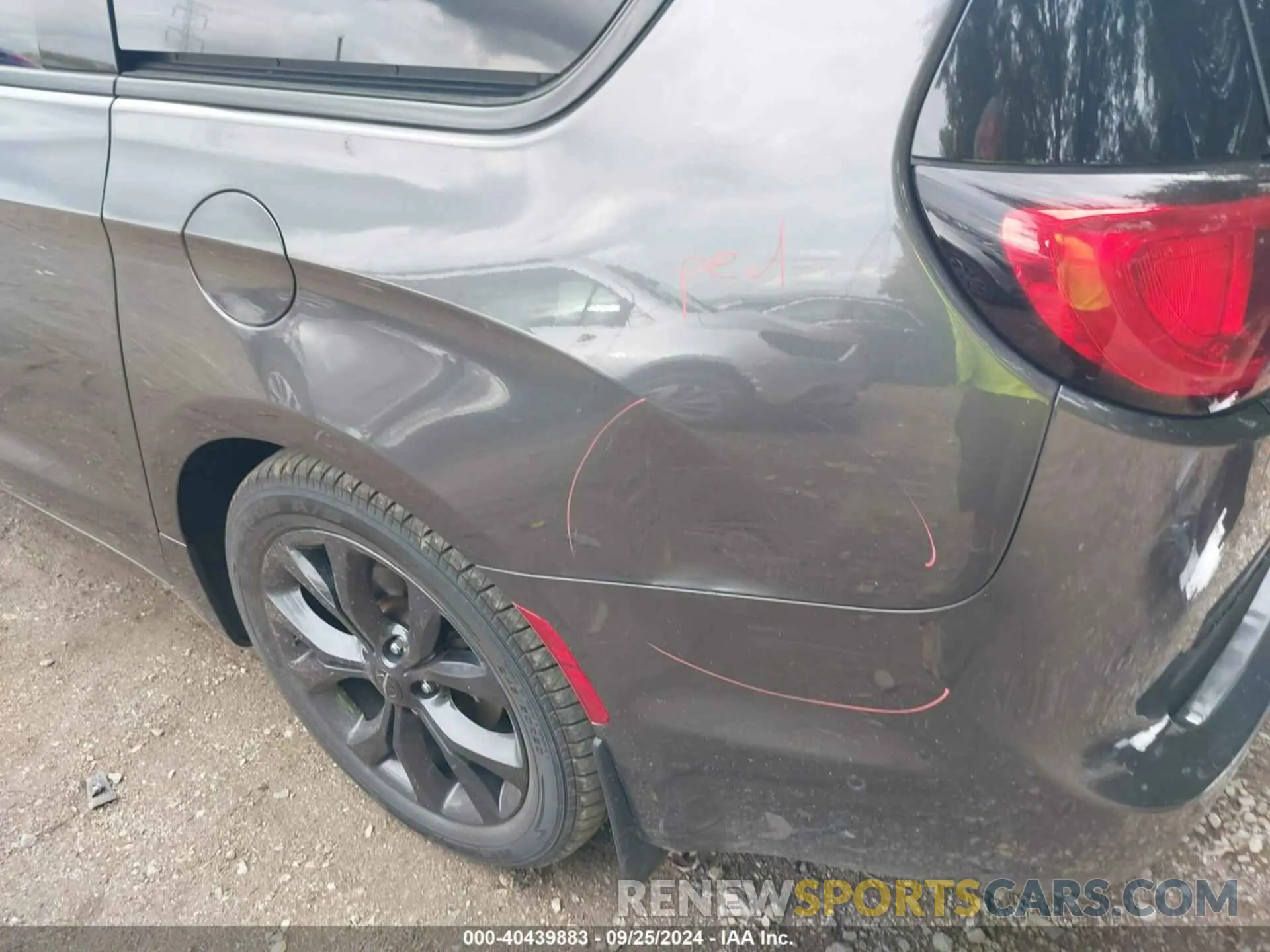 17 Photograph of a damaged car 2C4RC1FG2KR532092 CHRYSLER PACIFICA 2019